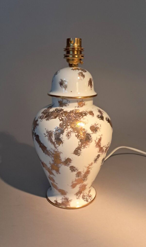 Lampe en porcelaine fine dorée à l'or fin Laure Selignac, Paris.