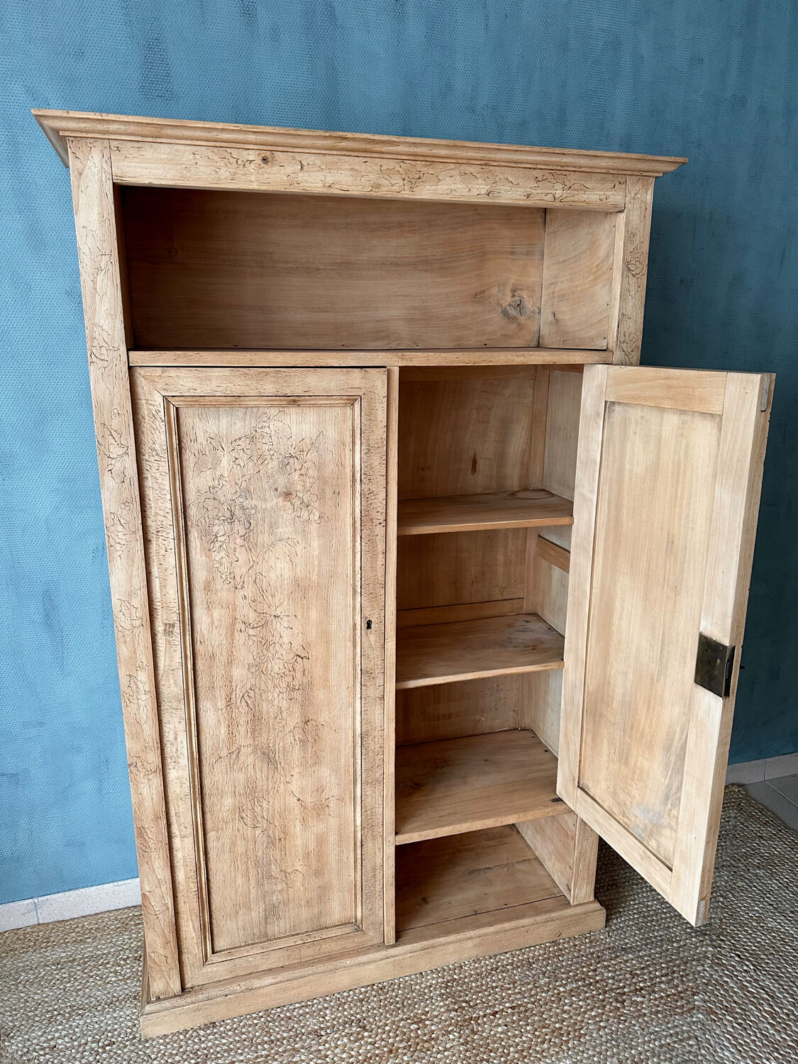 Parisian cabinet