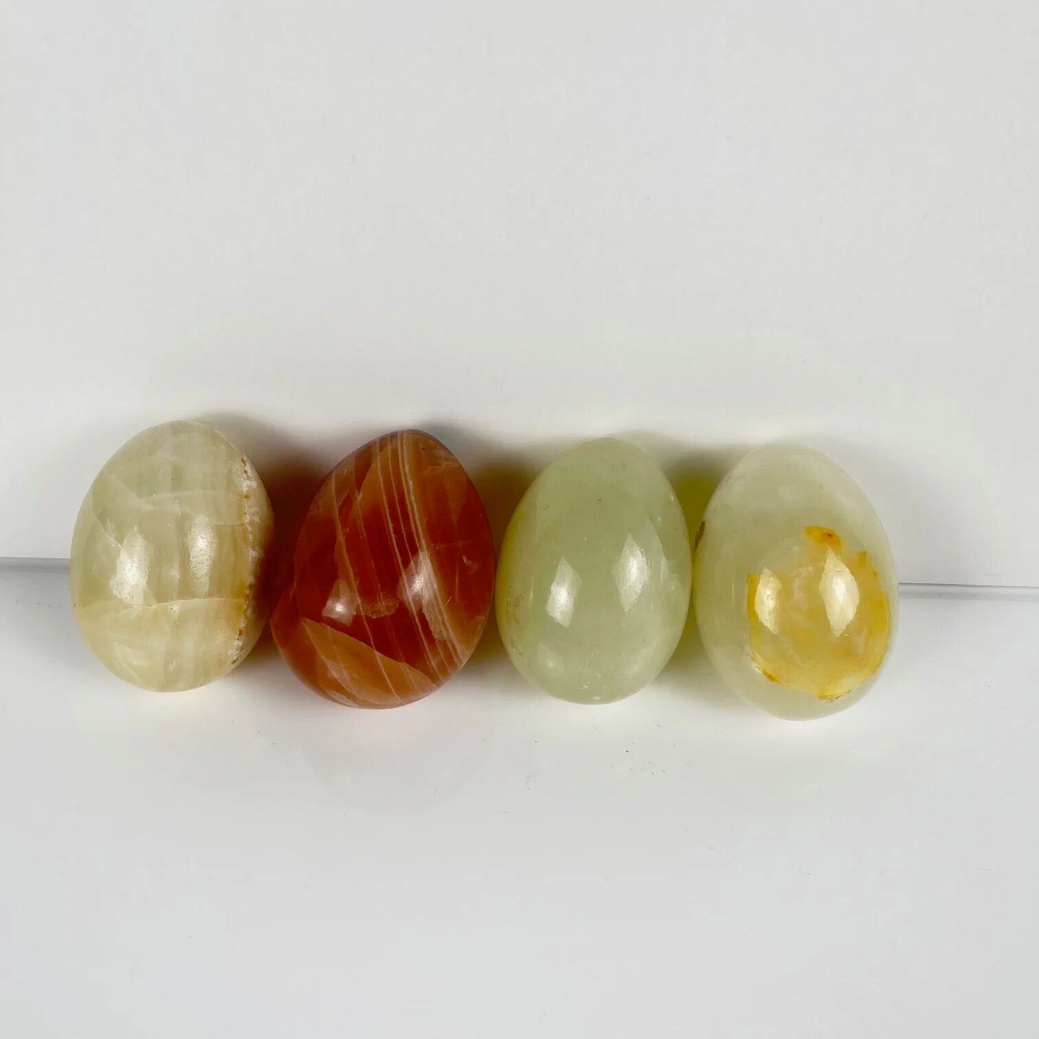 Set of vintage decorative eggs in translucent veined onyx, 1970s