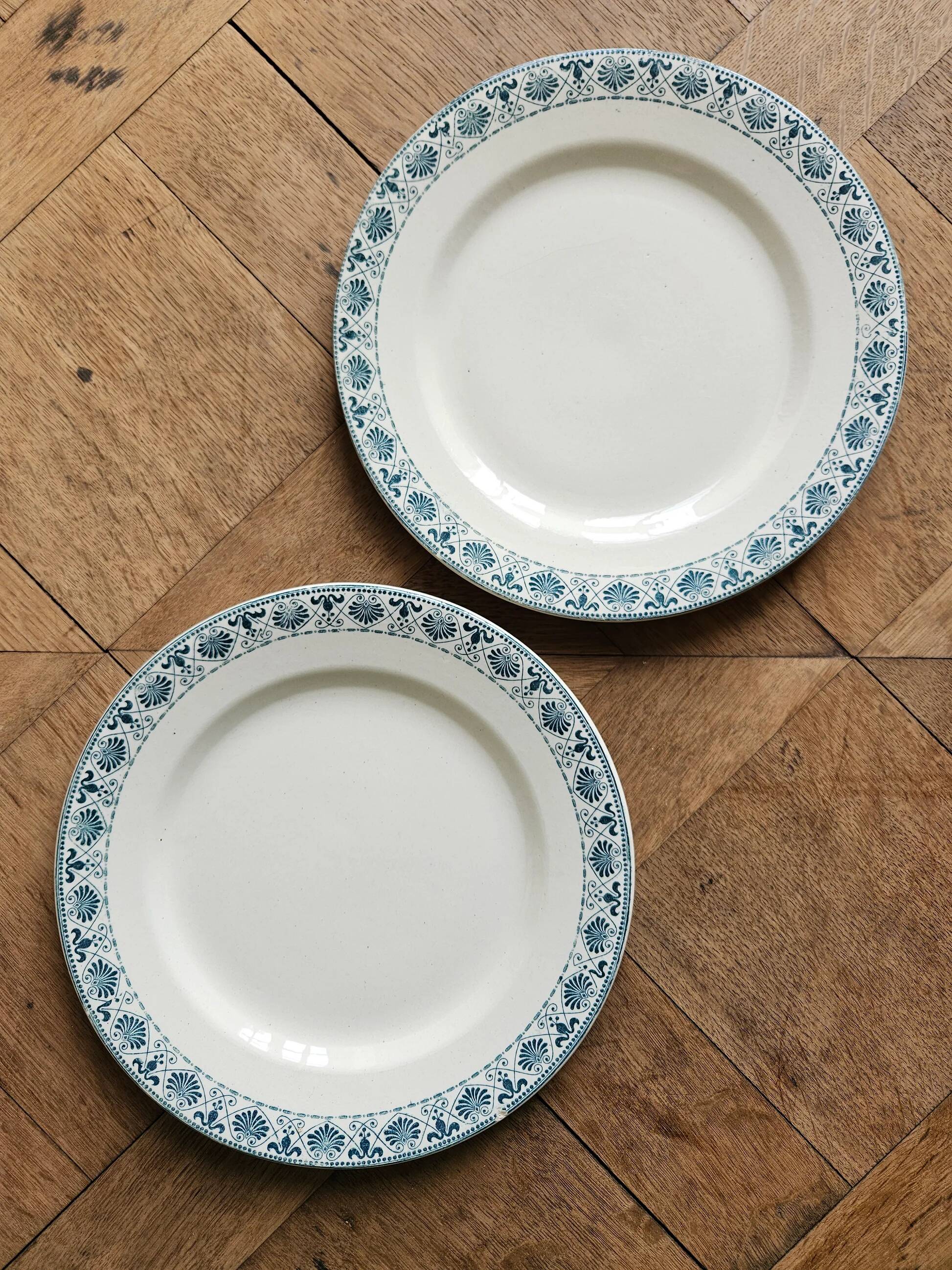 Assiettes plates anciennes dépareillées terre de fer