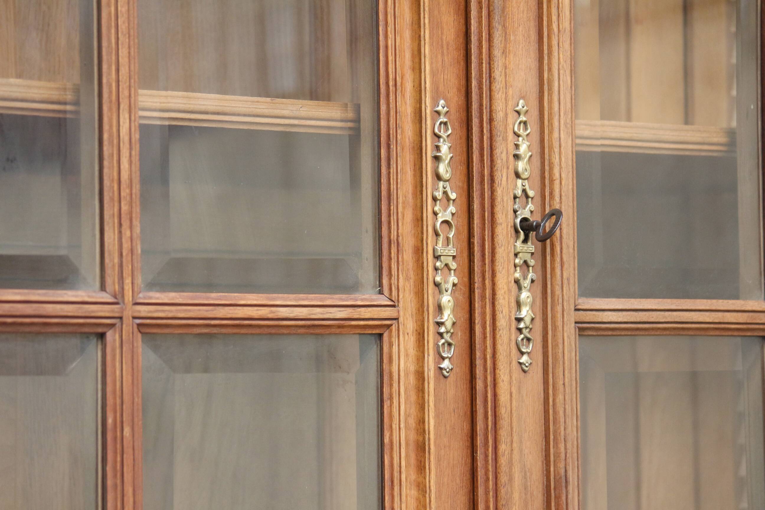 Armoire en noyer vers 1880