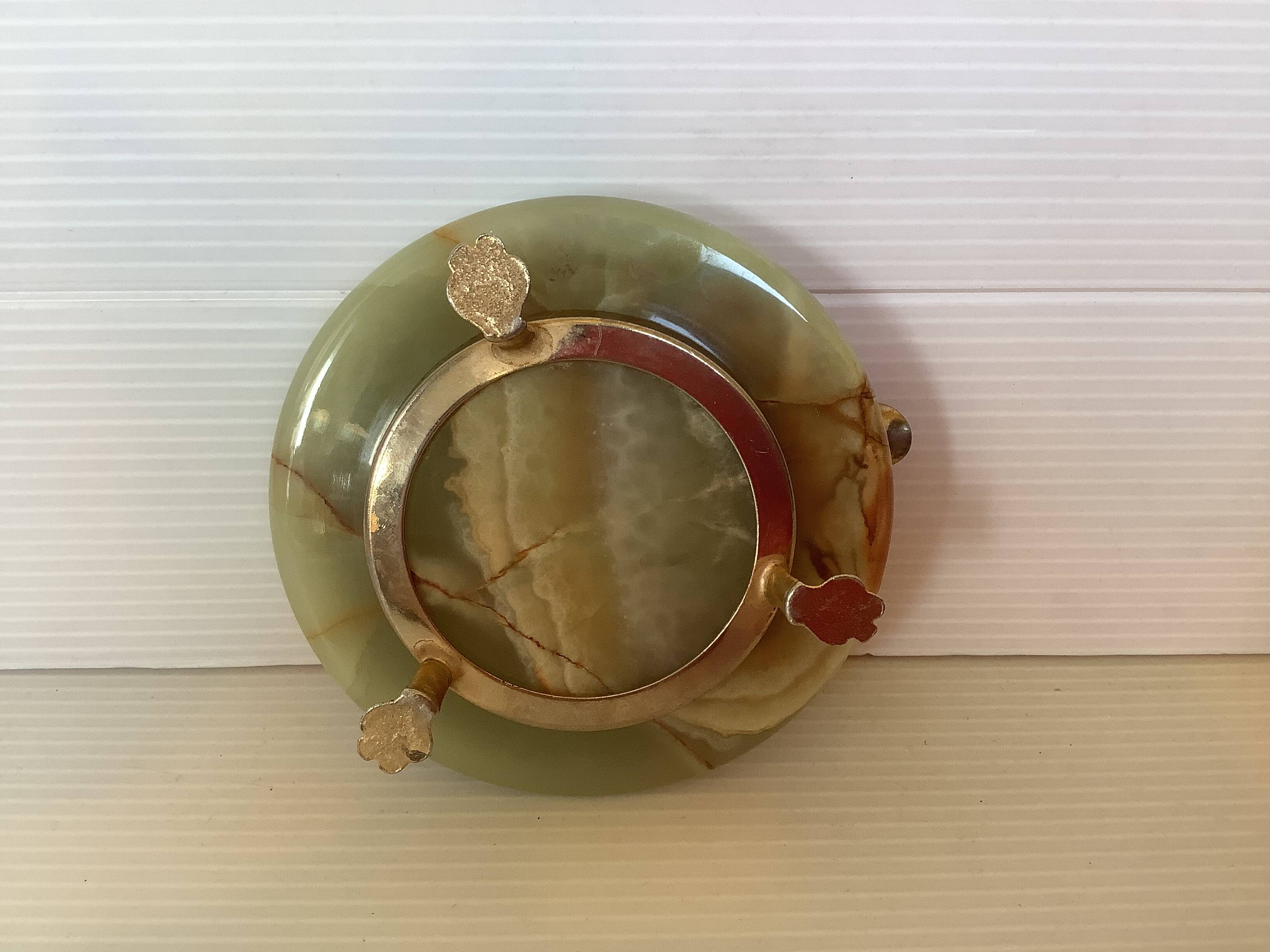 Tripod individual ashtray in onyx