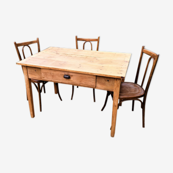 Ensemble de table de ferme 4/6 personnes et trois chaises de bistrot