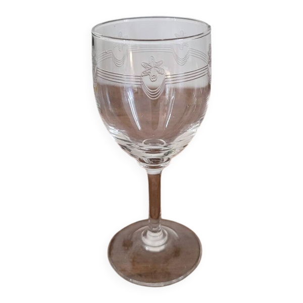 Verre à pied en verre gravé à décor de fleur
