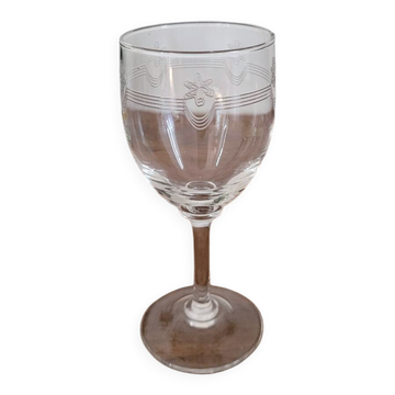 Verre à pied en verre gravé à décor de fleur