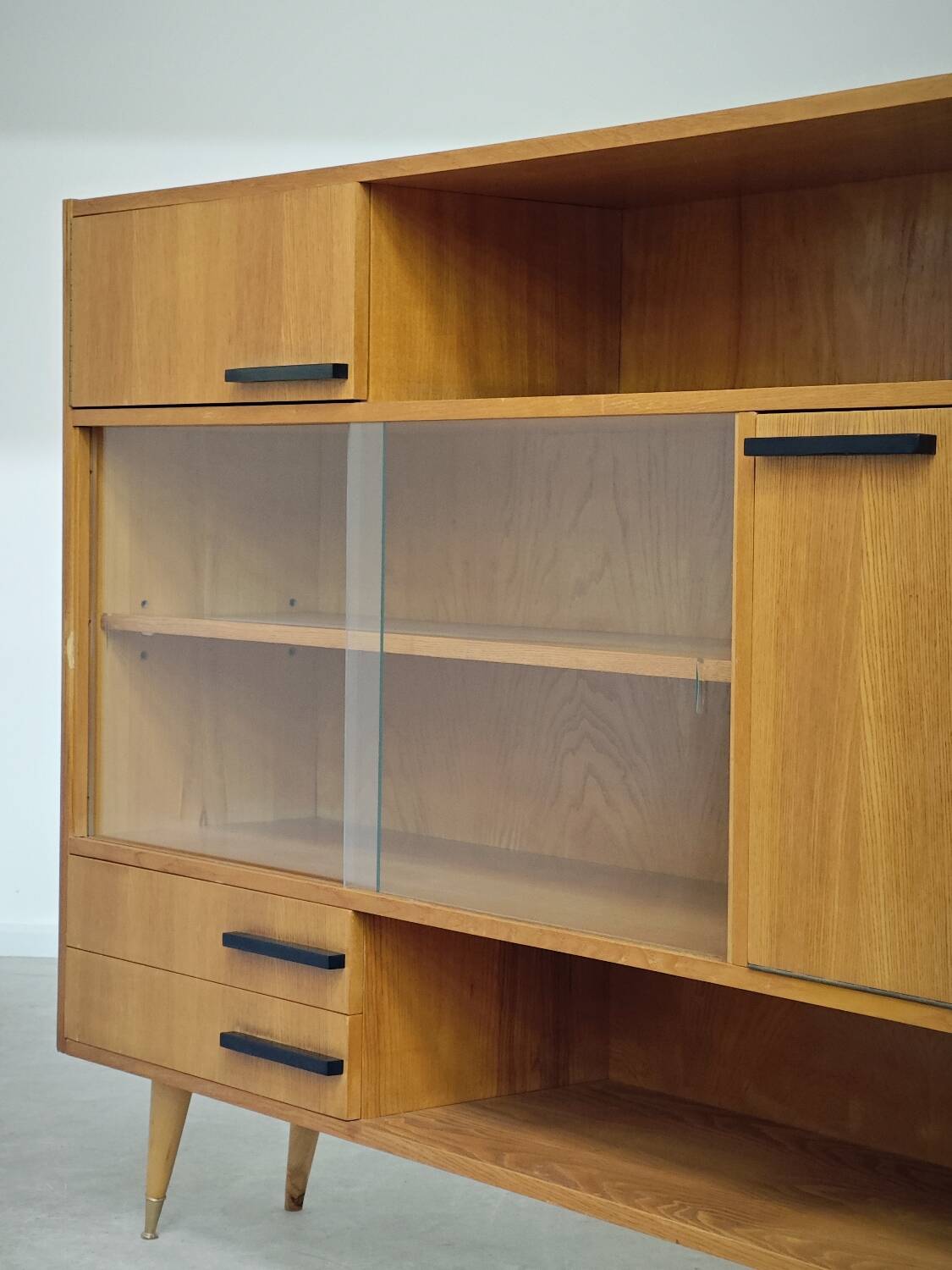 Buffet Vaisselier en bois blond Libena , ex Tchécoslovaquie 1970