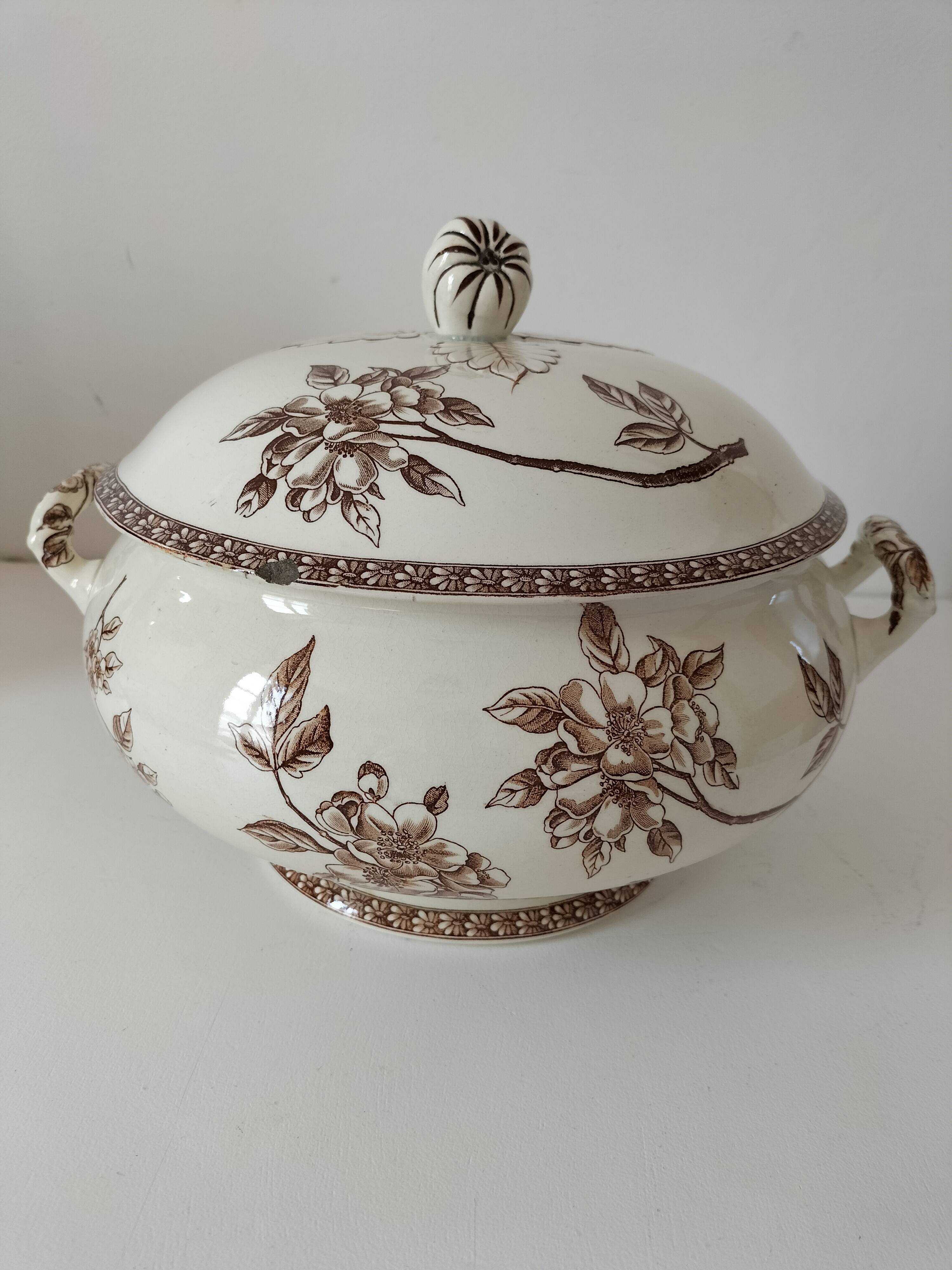 Soupière ancienne en terre de fer – décor "Marguerite", Grand Dépôt Paris