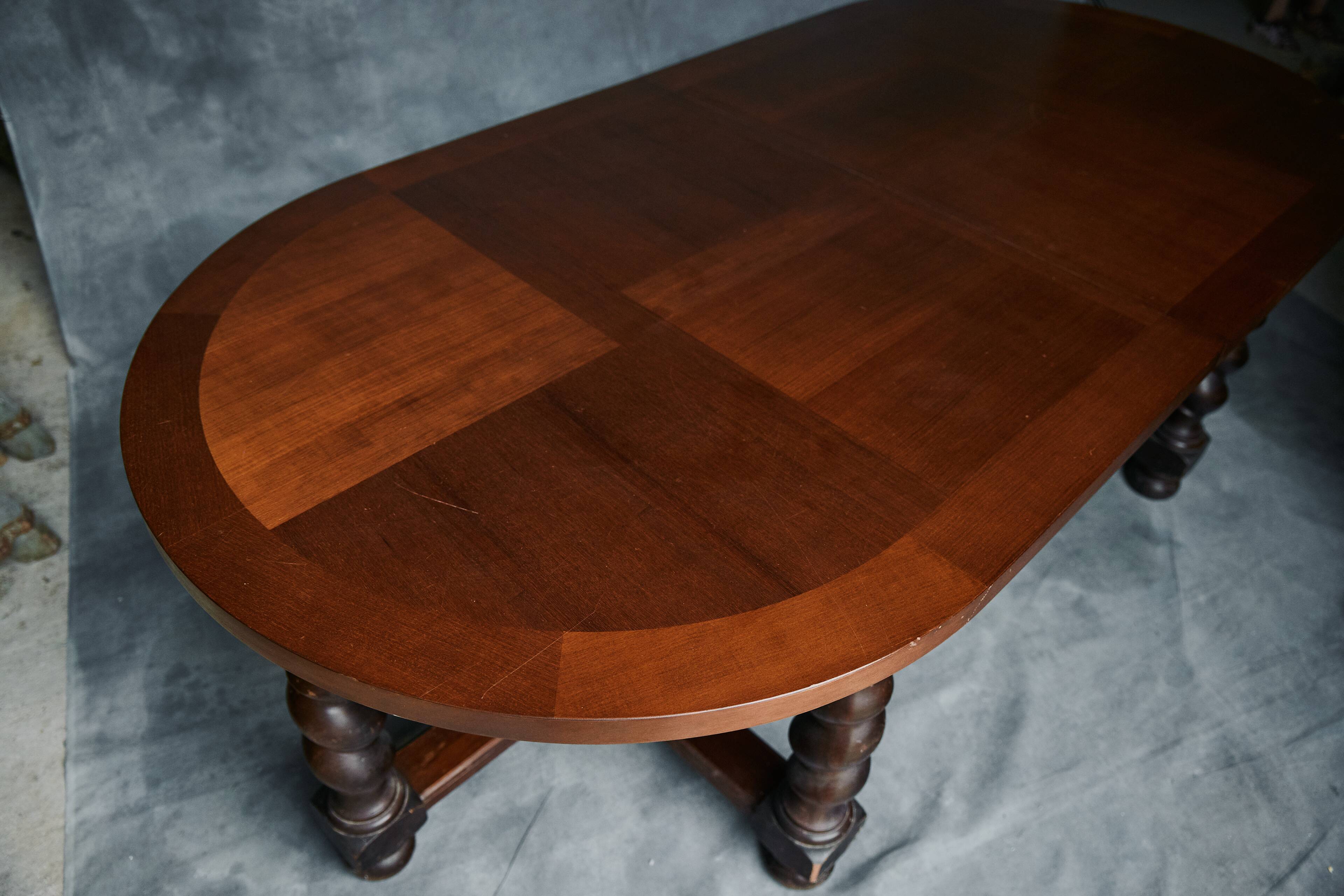 Large extendable dining table – Solid wood & veneer
