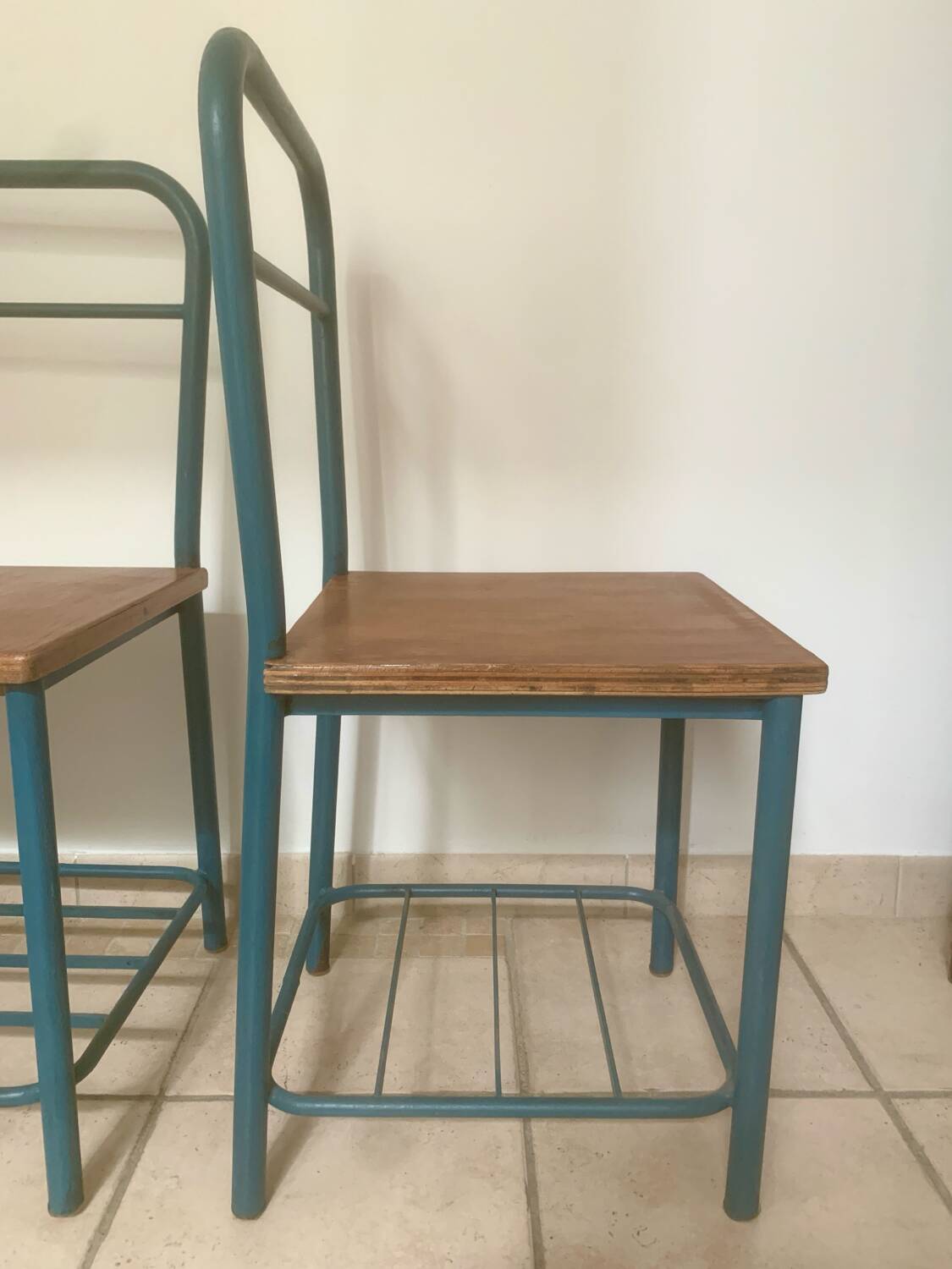 Paire de chaises, chevets d’internat vintage