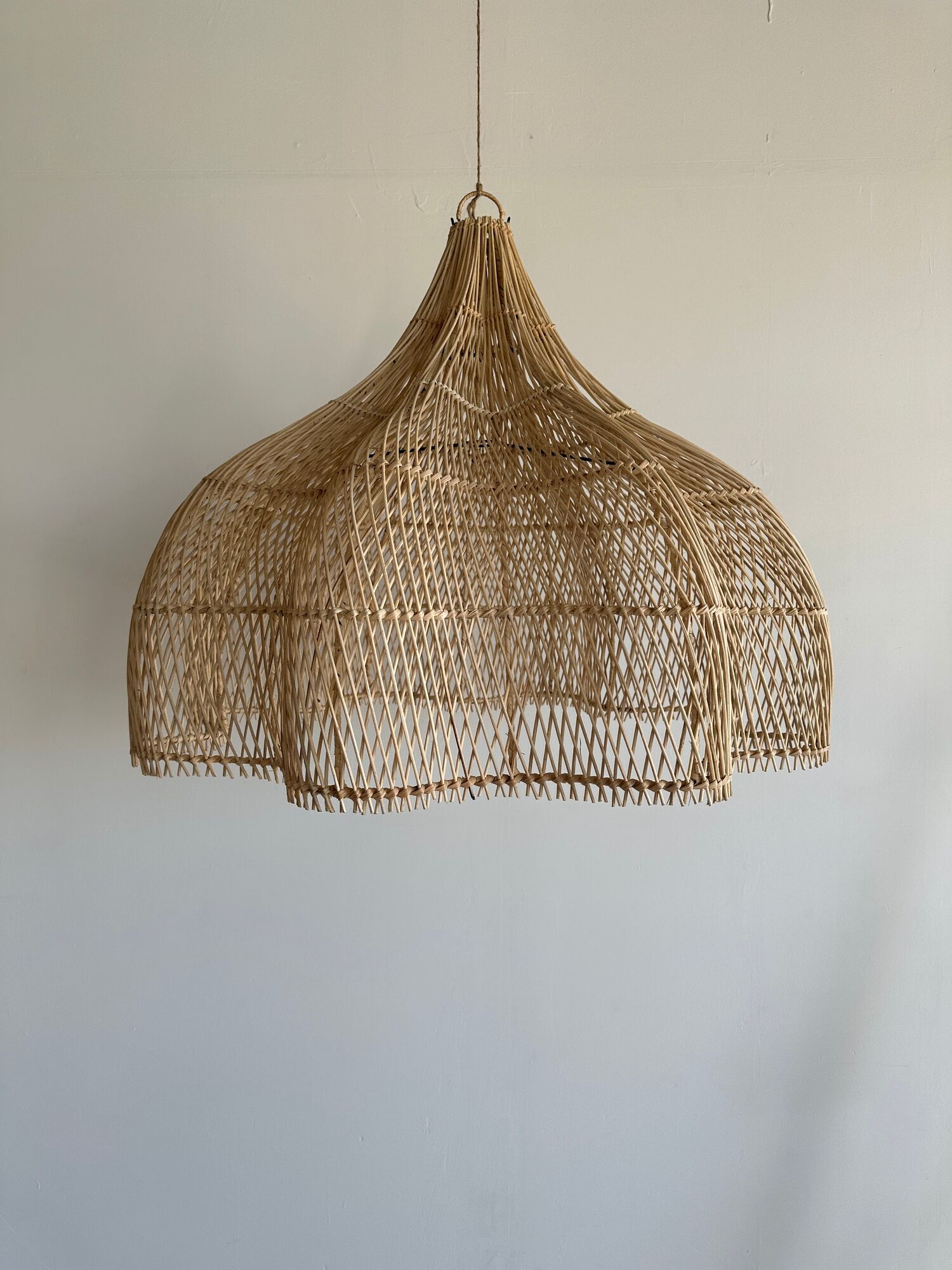 Rattan pendant lamp in the shape of a flower