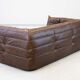 Canapé Togo vintage deux places avec accoudoirs en cuir marron par Michel Ducaroy pour Ligne Roset, années 1970.