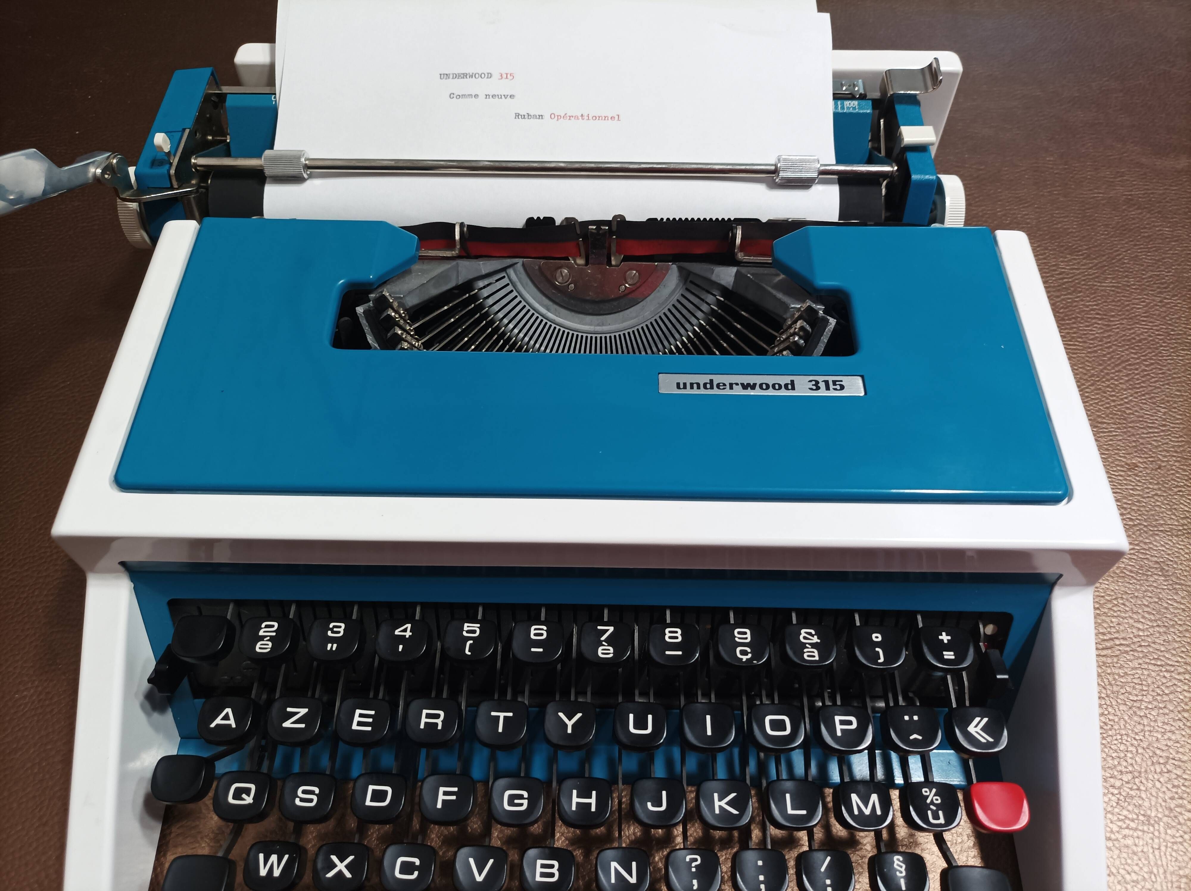 Underwood 315 portable blue typewriter with carrying case Like NEW