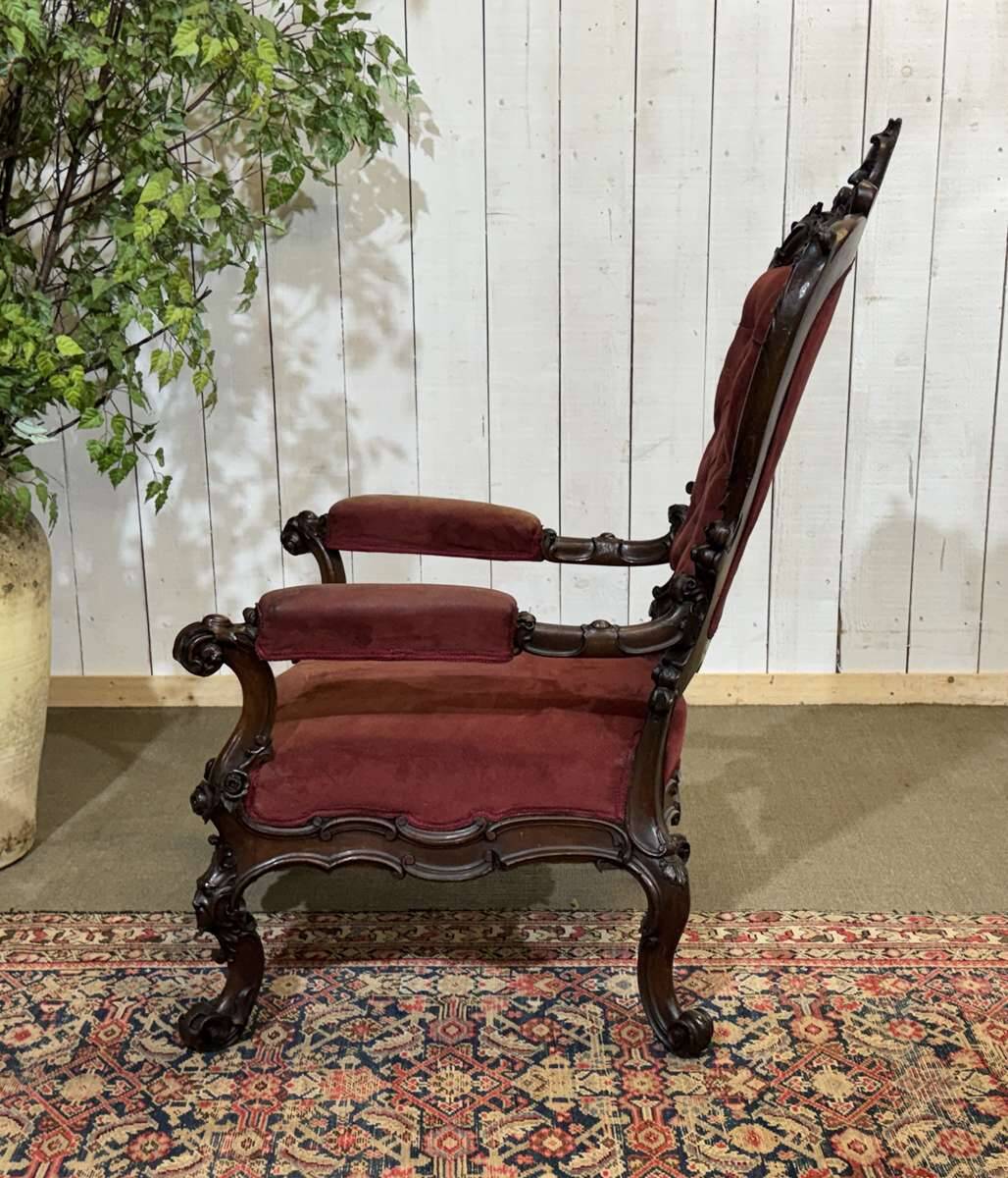 Fauteuil en acajou 19ème richement sculpté de style baroque
