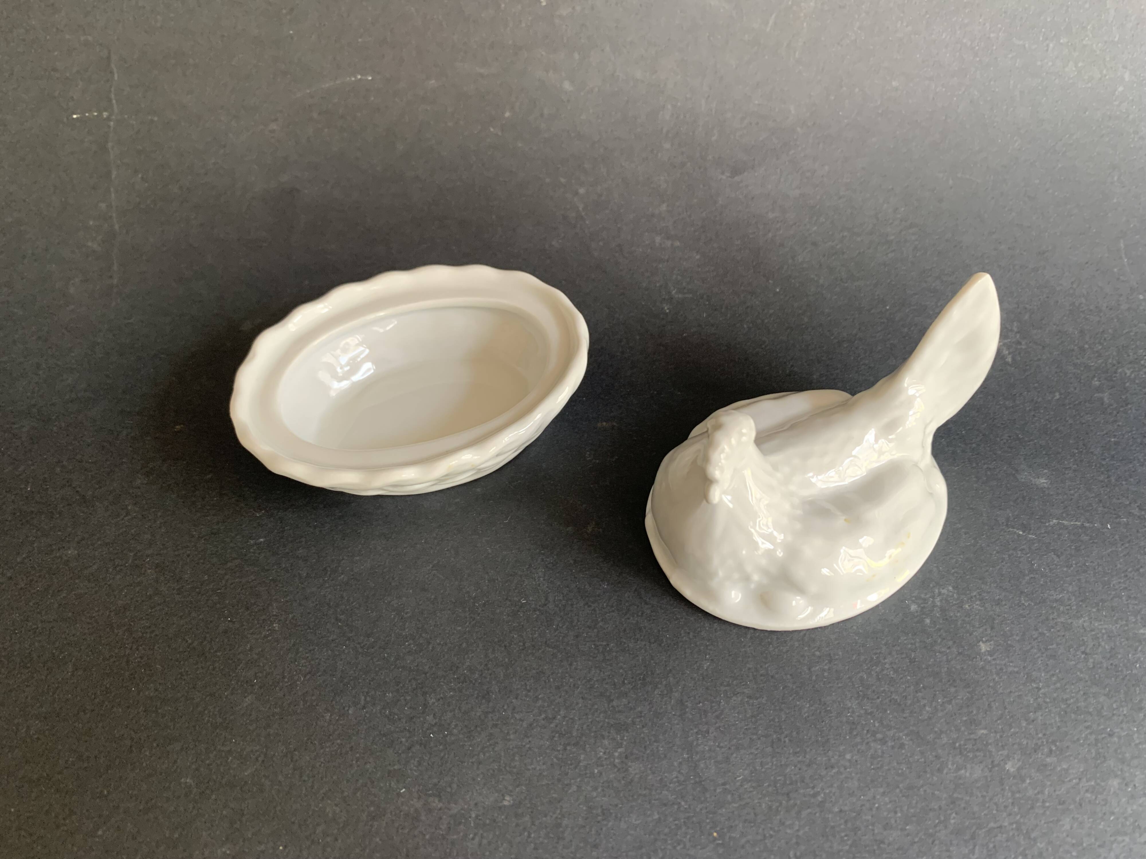 Mini terrine poule en porcelaine blanche ancienne