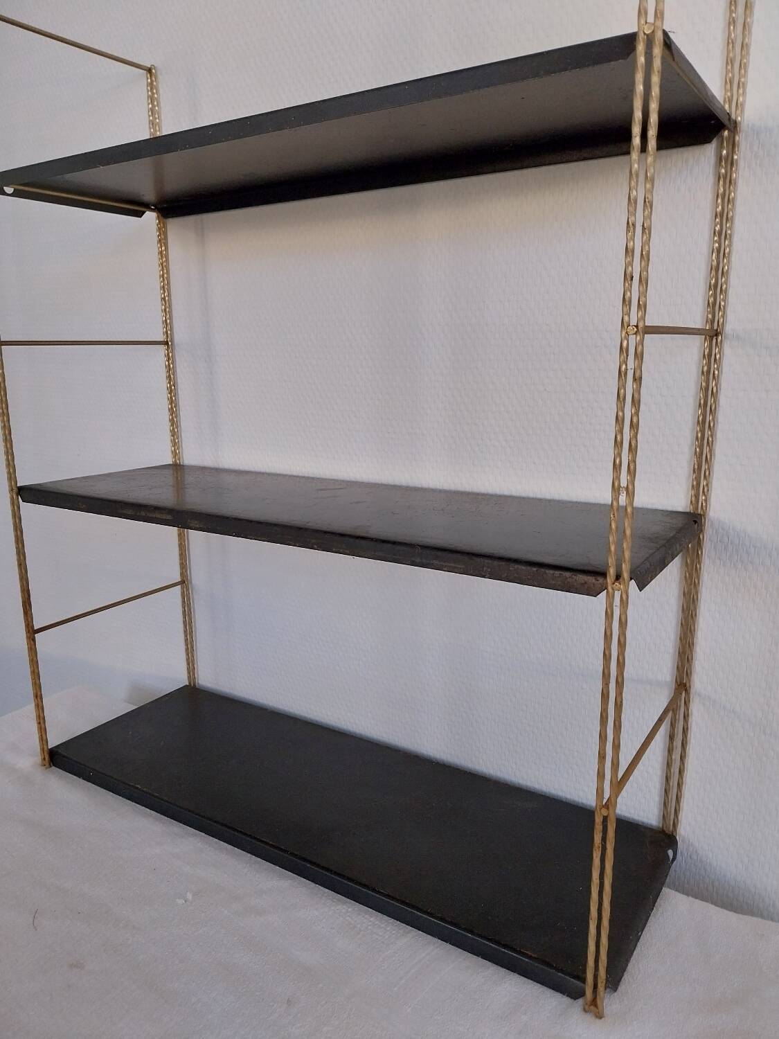 Metal string shelf