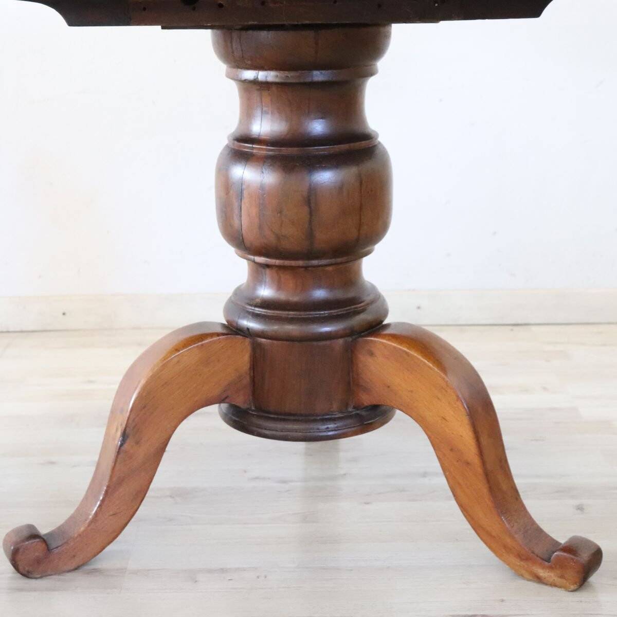 Antique Til Top Table In Walnut Inlaid, Italy Mid 19th Century