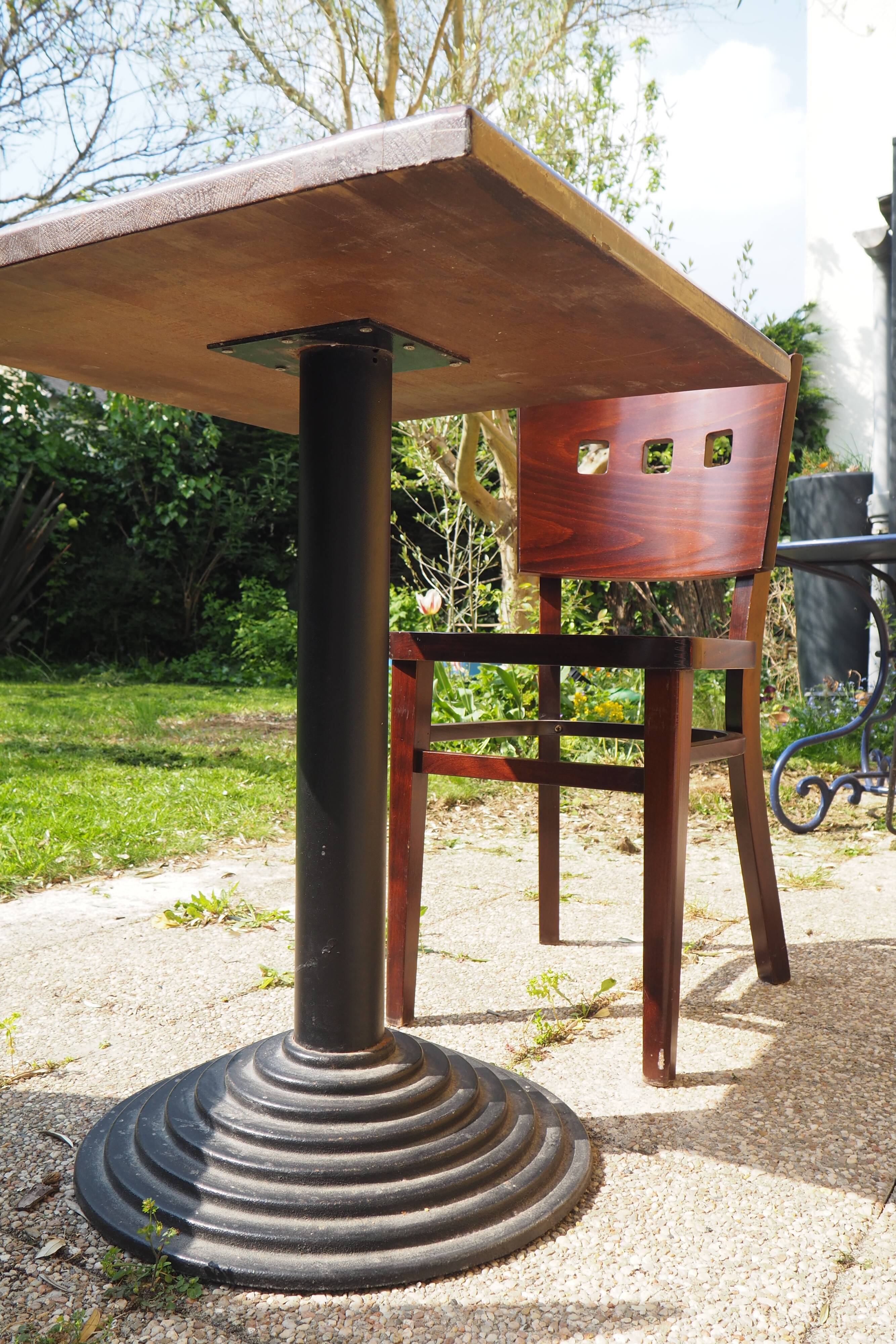 Bistro table and its two chairs