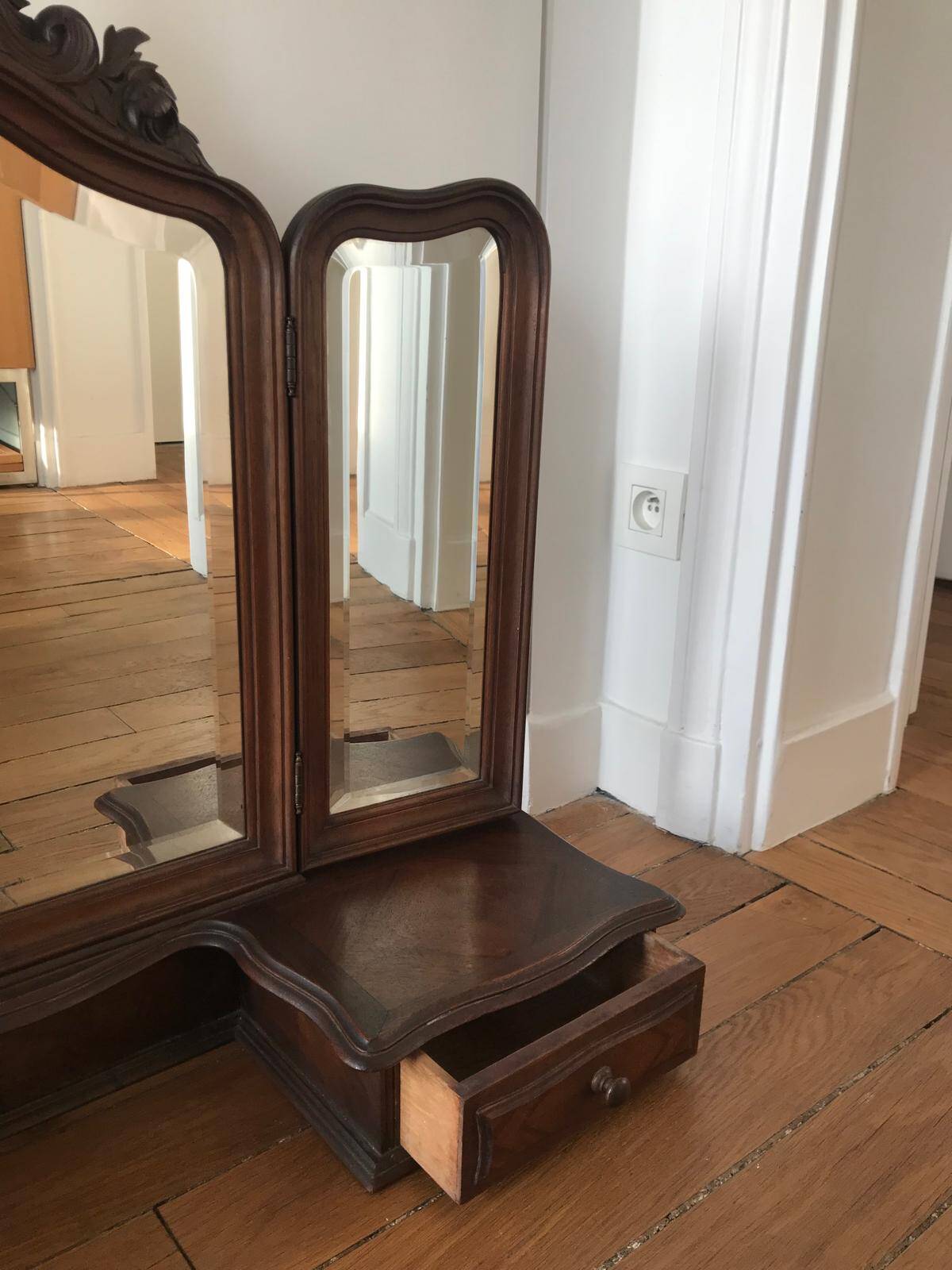 Triptych mirror dressing table