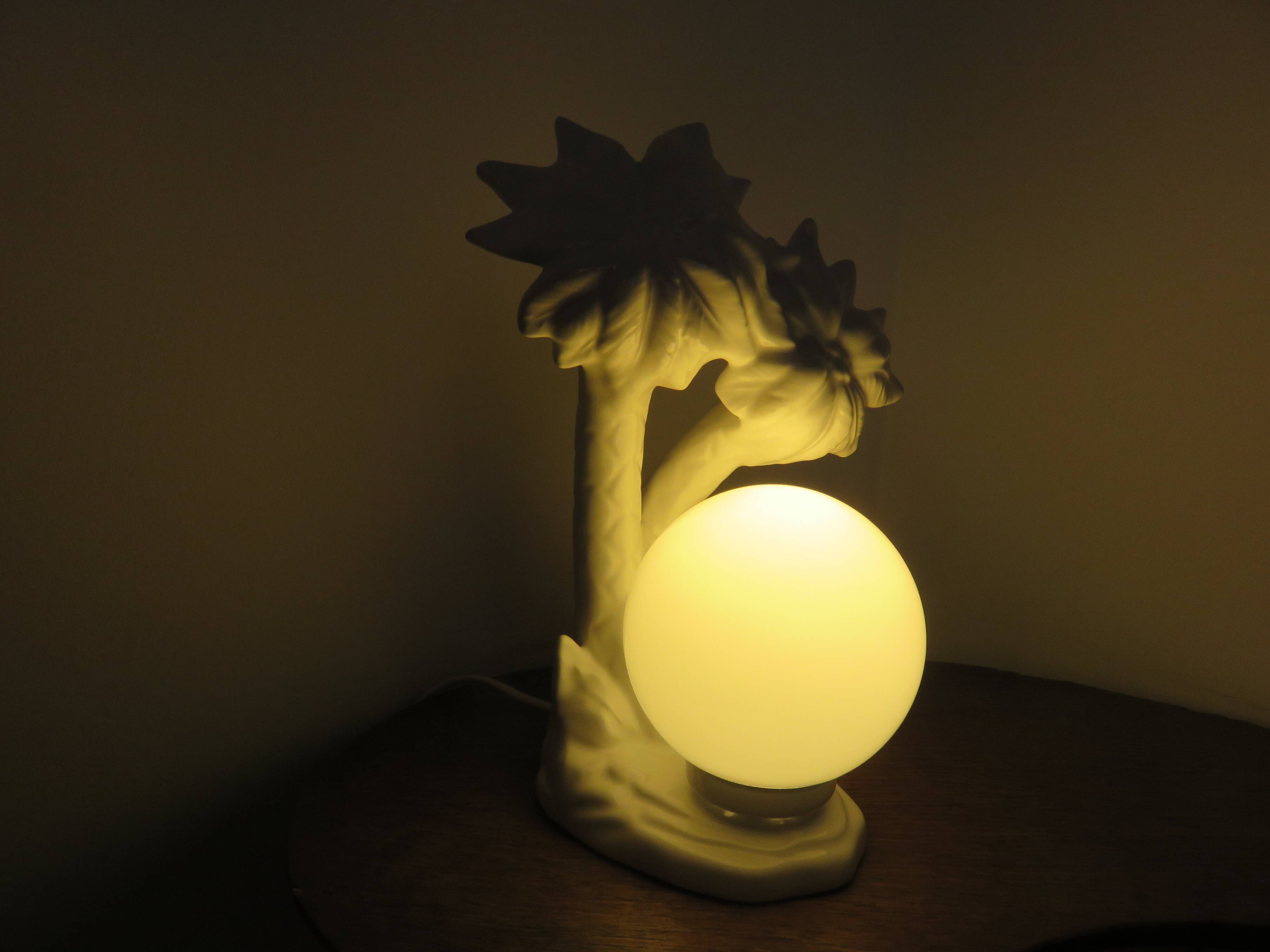 Lampe " palmier " en céramique blanche et boule opaline blanche des années 70 80