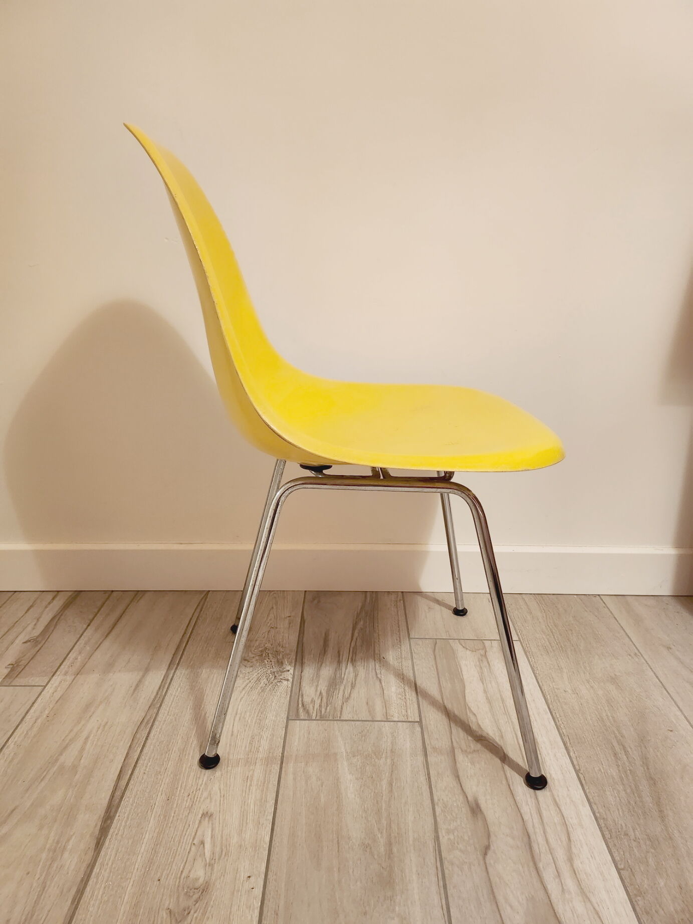 Chaises Eames DSX jaune en fibres de verre de 1975