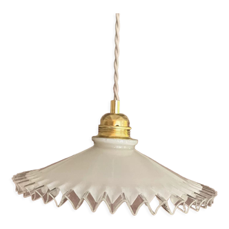 Serrated opaline suspension