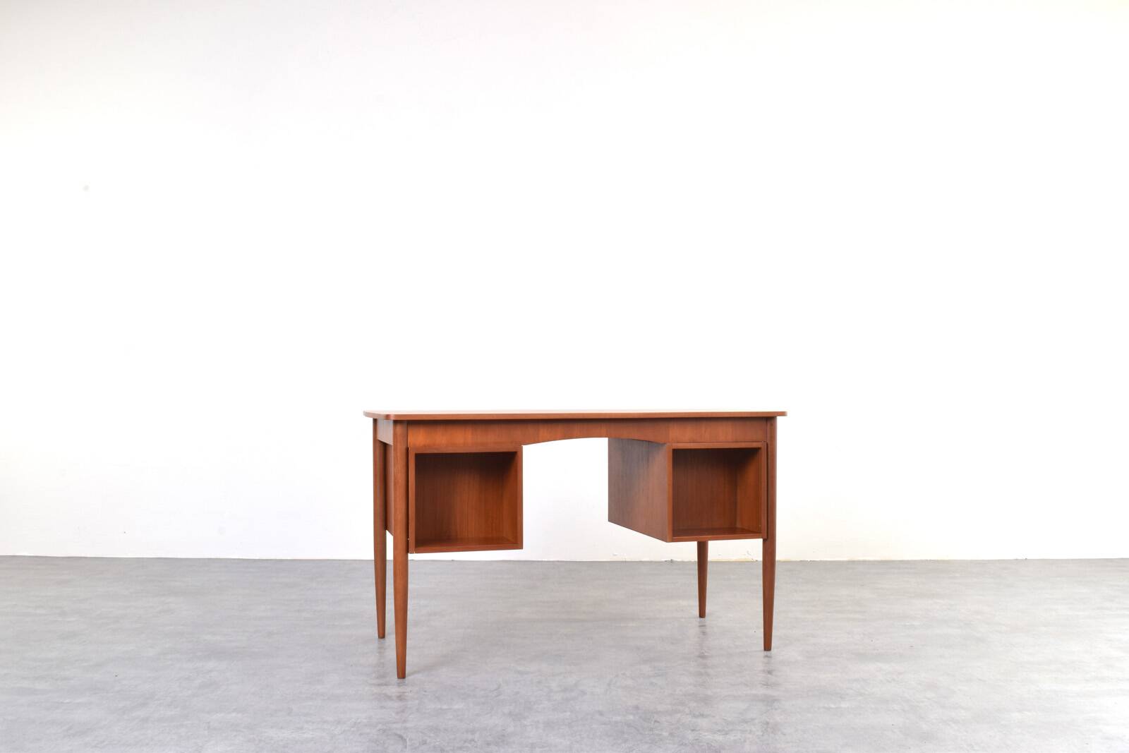 Bureau en teck danois des années 1960.