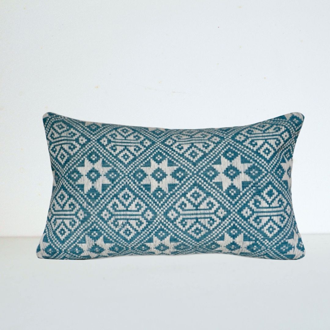 Blue Dokmai cushion 30x50 cm