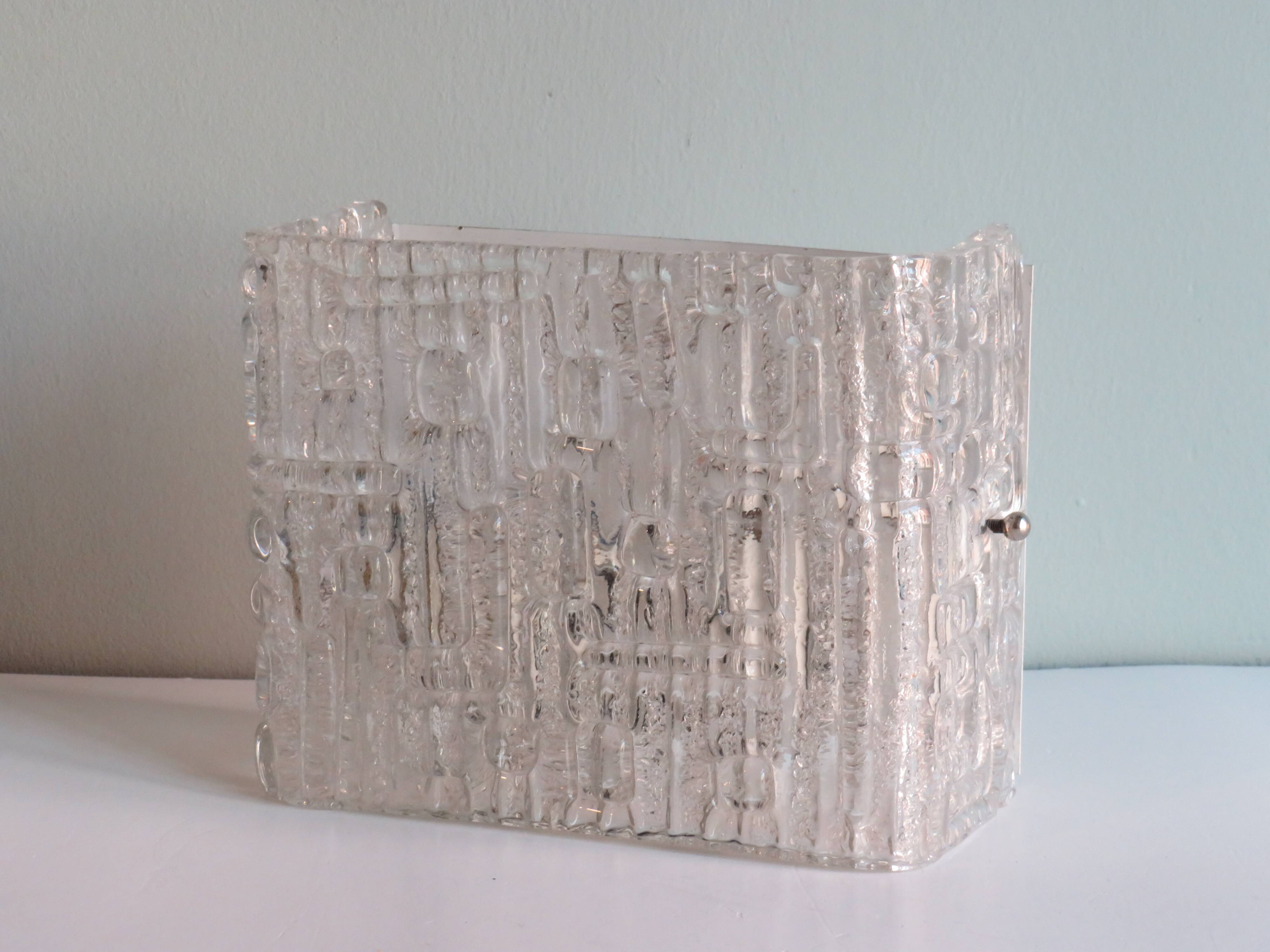 Brutalist wall lamp in iced glass, 1970