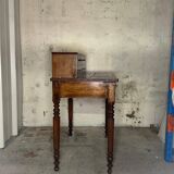 Wooden lady's desk says "happiness of the day"