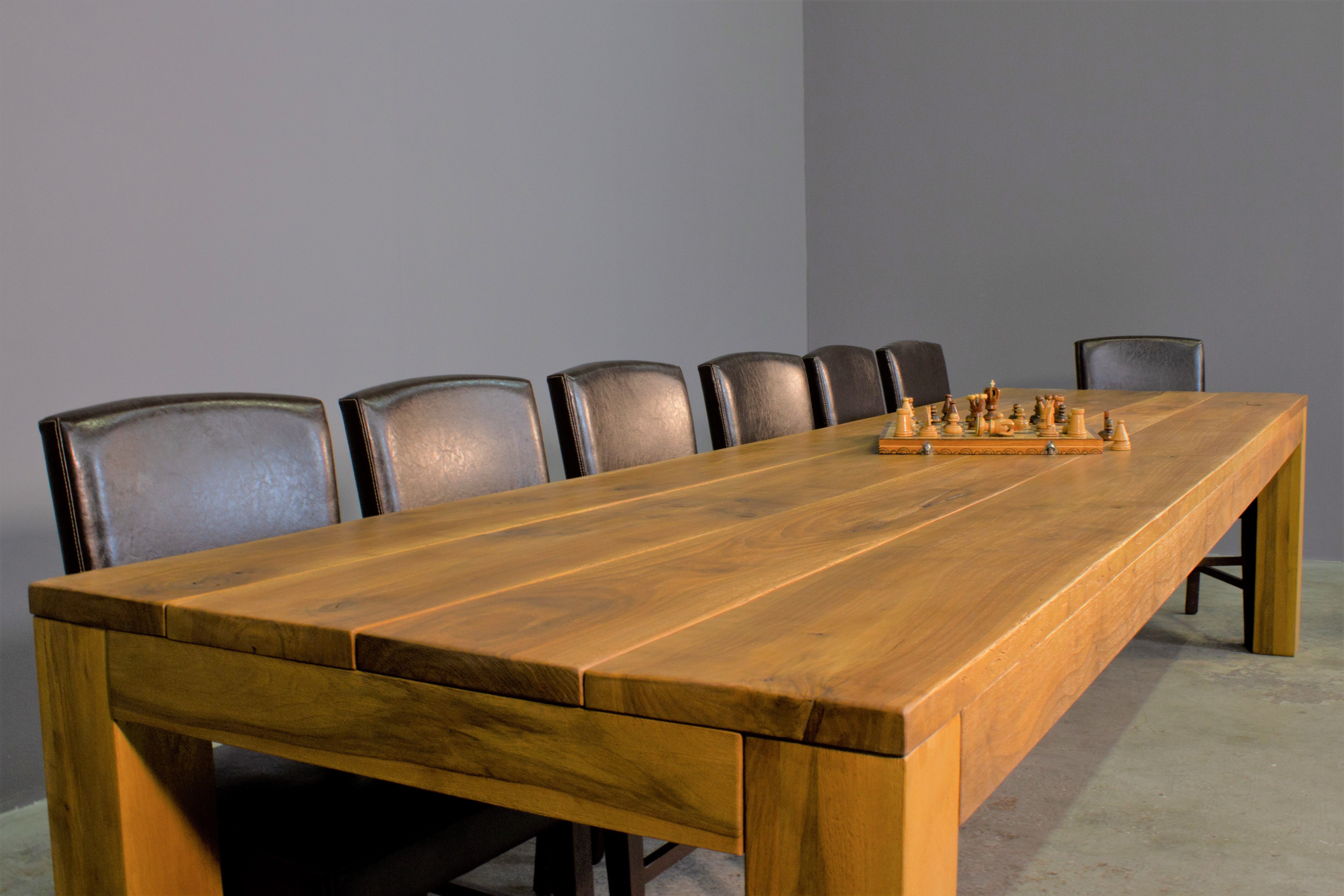 Tavolo artigianale in noce