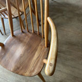 Set of 2 Windsor chairs with armrests.