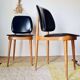 Paire de chaises vintage 1960 – Pieds compas & Simili-cuir noir