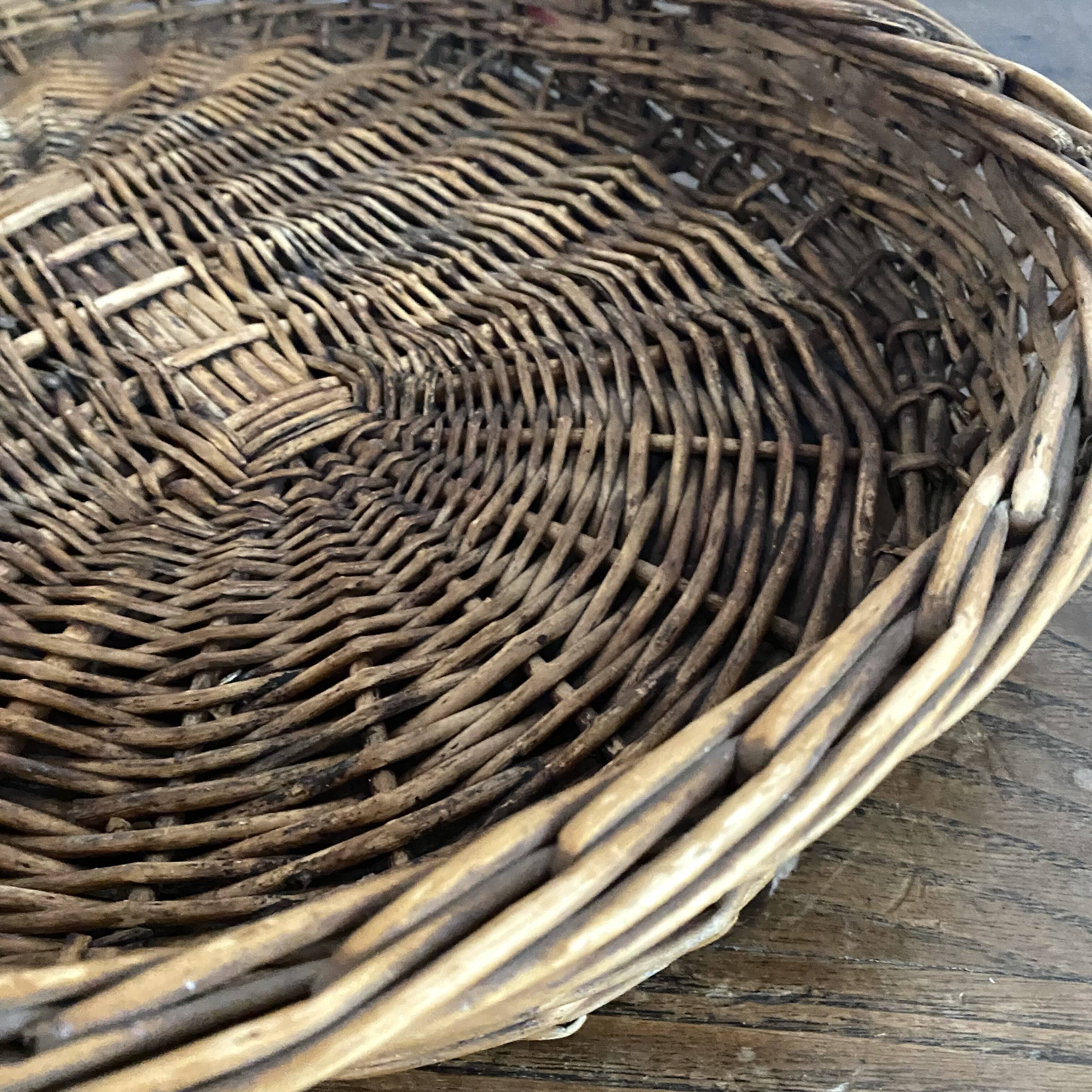 Flat-bottomed woven wicker basket