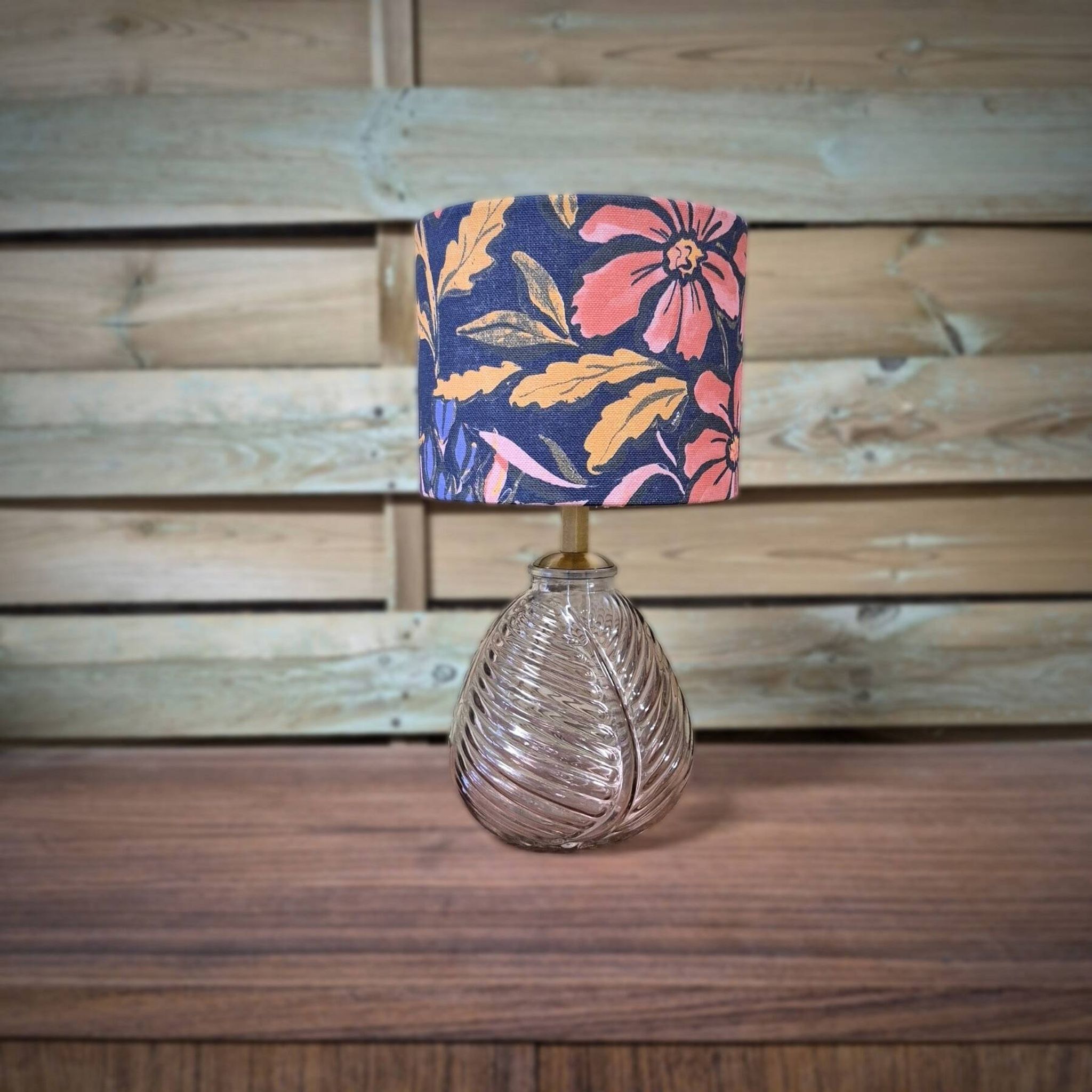 Lampe à poser, pied rosé et abat-jour fleuri