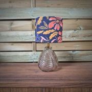 Lampe à poser, pied rosé et abat-jour fleuri
