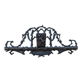 Porte-pipes à volutes en fer forgé décor salamandre laqué noir