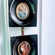 Paire de miniatures anciennes en médaillon, cadres Napoléon III