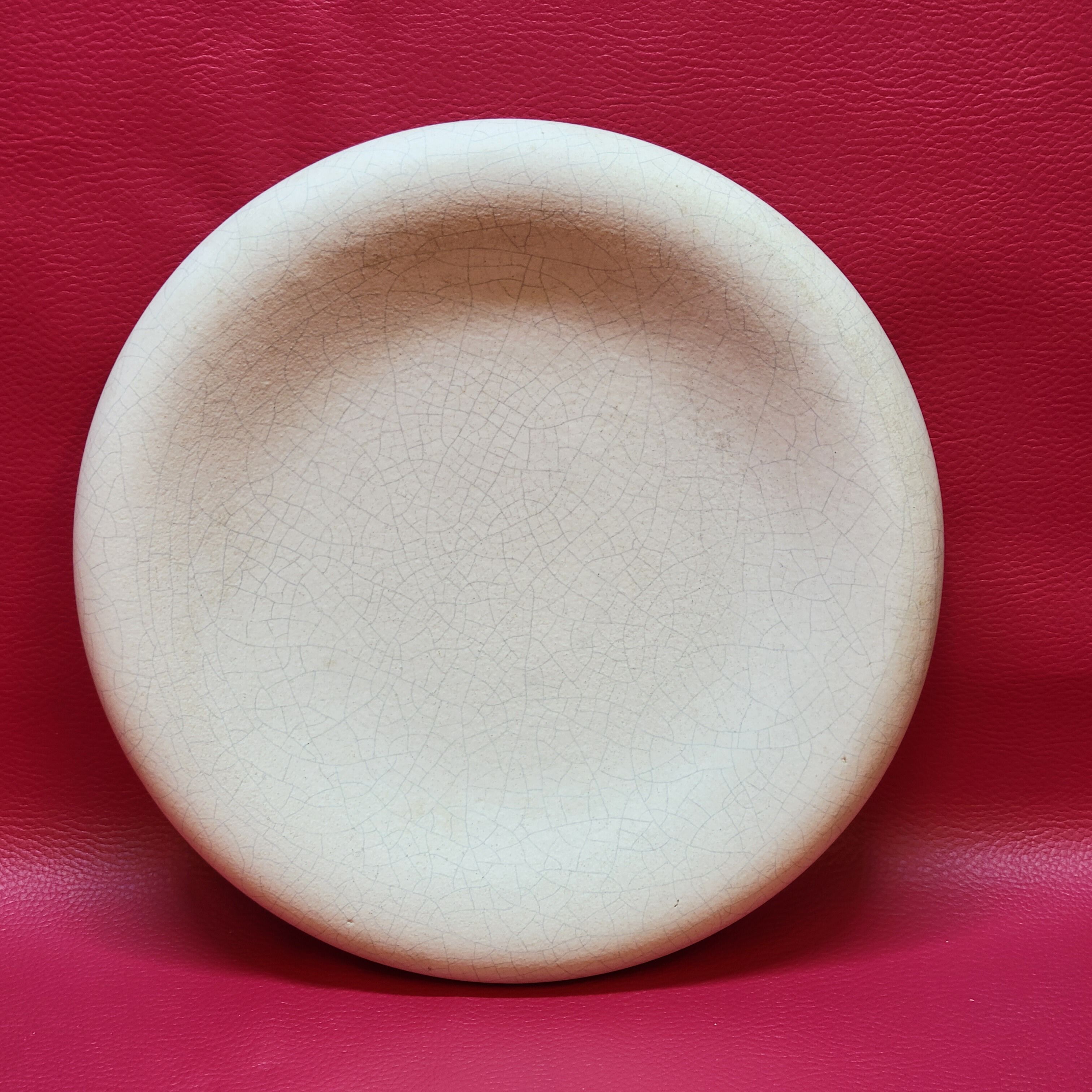 Empty white pocket in cracked ceramic matte François Chatain cup plate