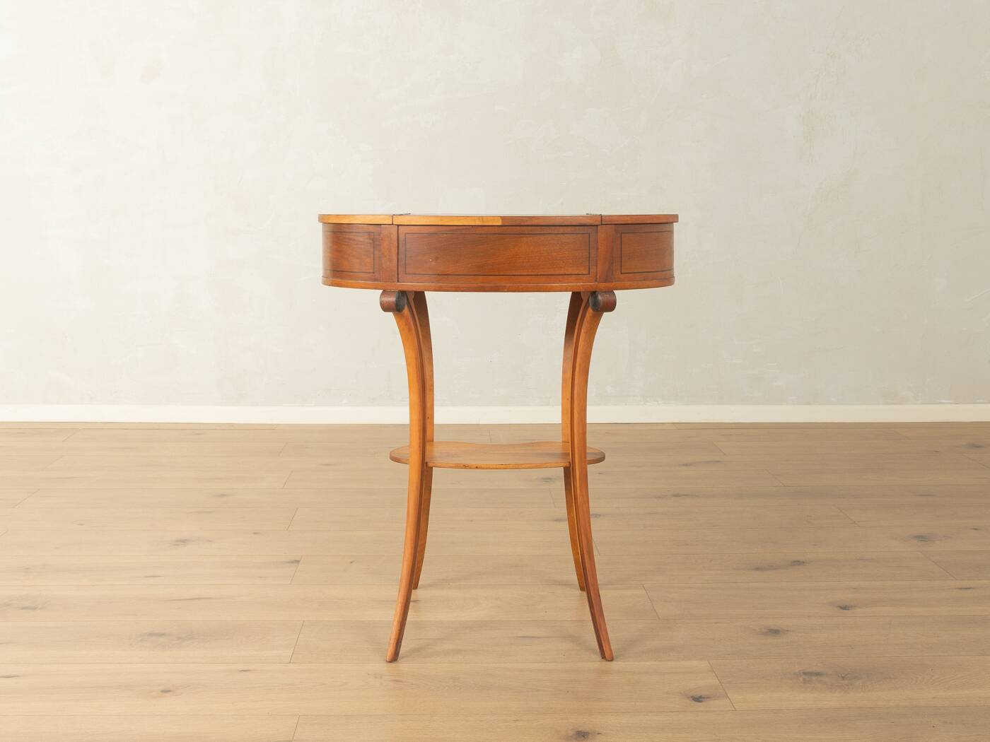 Table d'appoint antique élégante de style Biedermeier, vers 1850