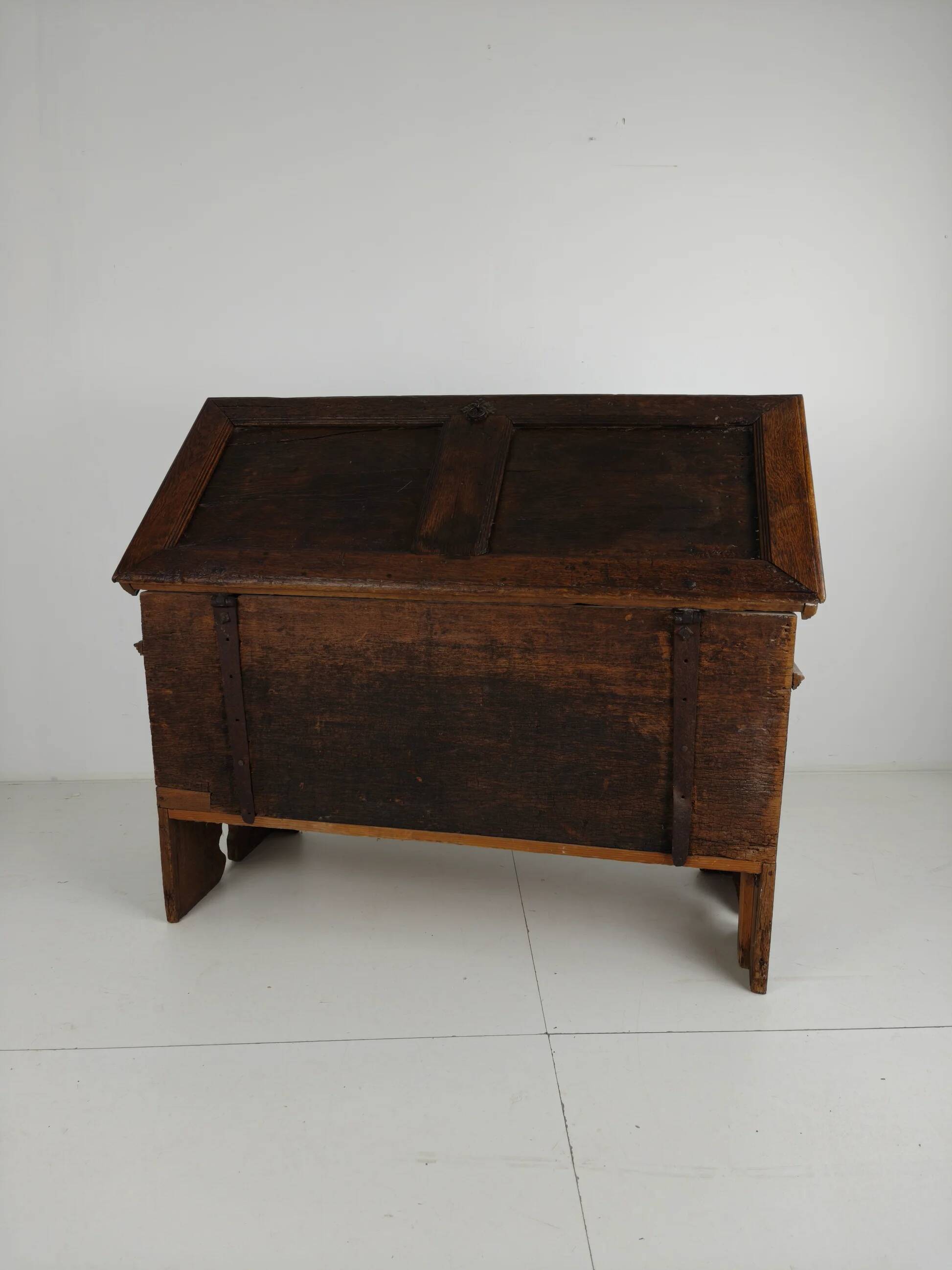 Elegant 18th century oak chest – dated 1756