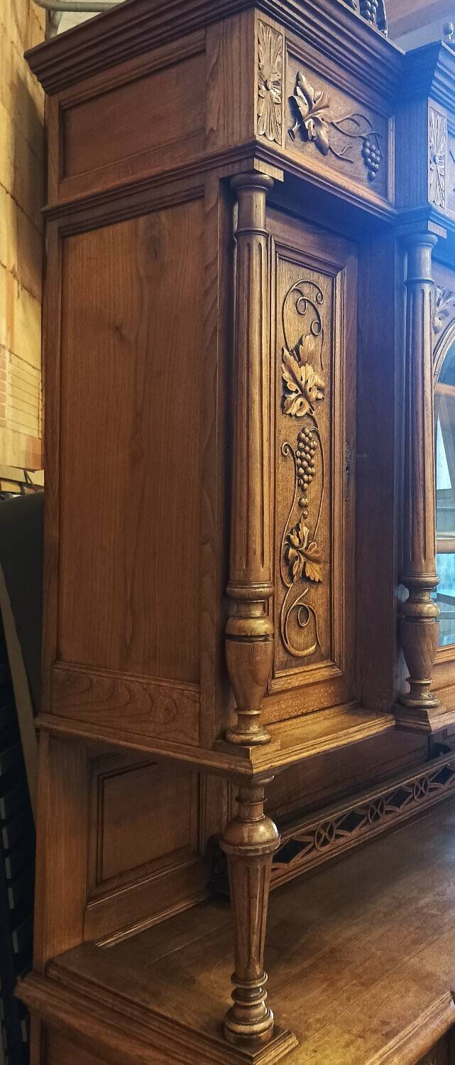Art Nouveau buffet in carved oak with grapevine cluster decoration.