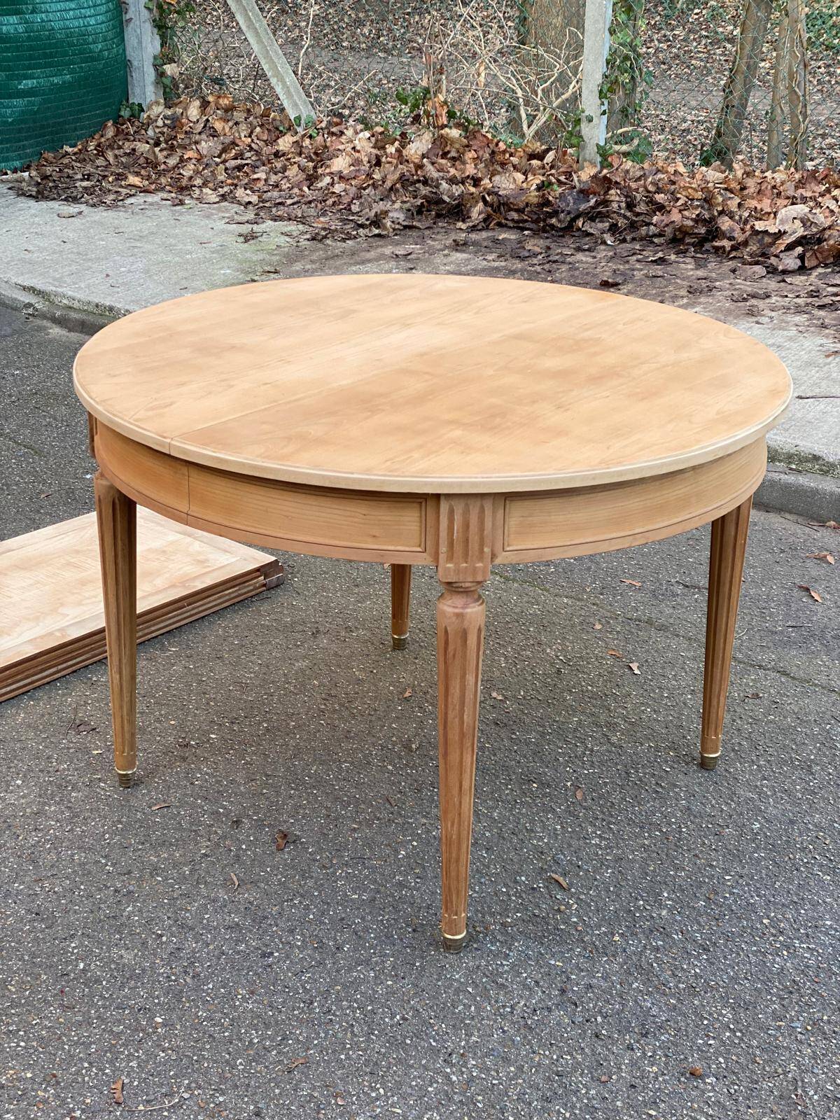 Renovated Louis XVI extendable round table from the 19th century, 260cm.