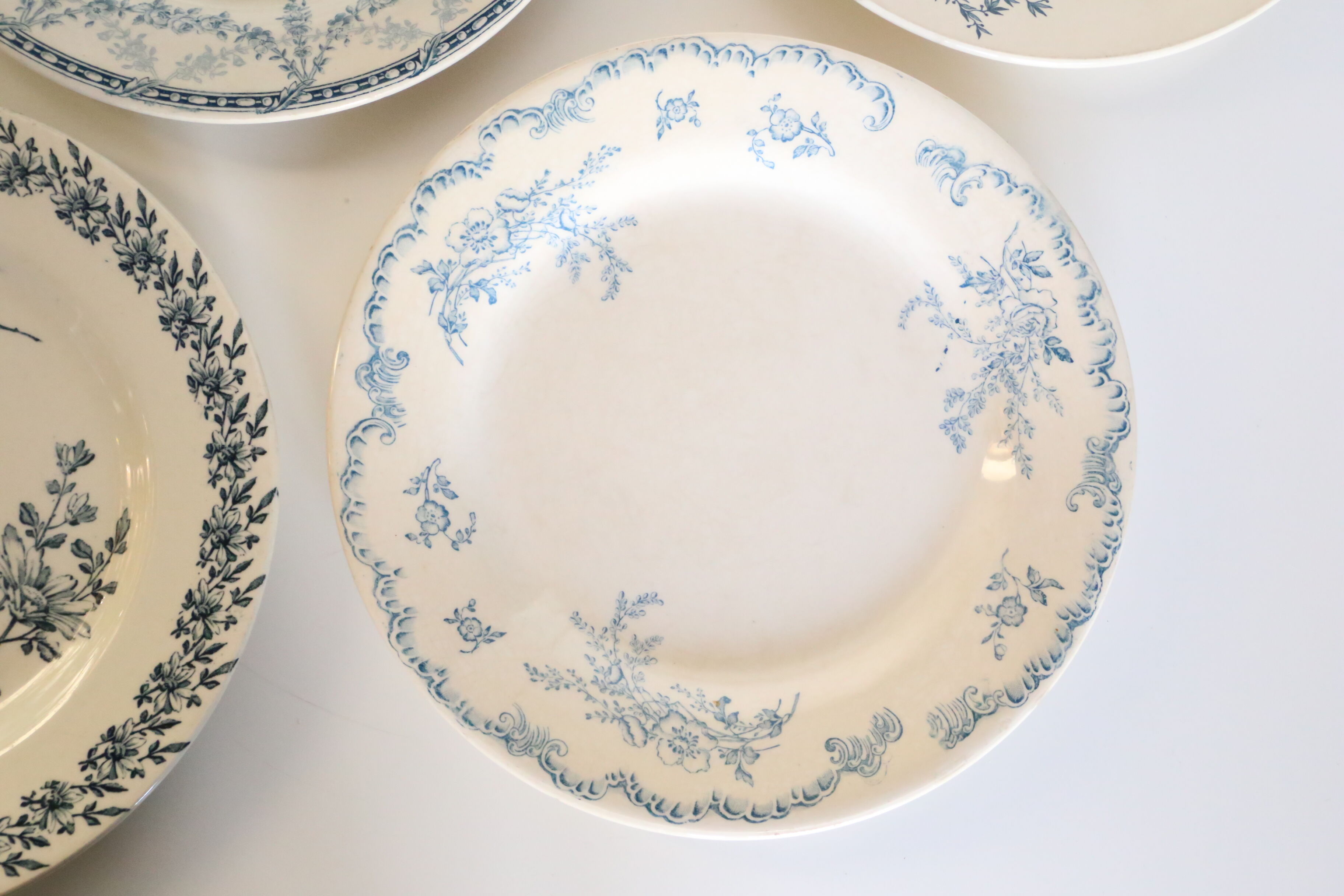 4 assiettes plates mélangées Terre de Fer, Luneville, Creil et Montereau, BFK