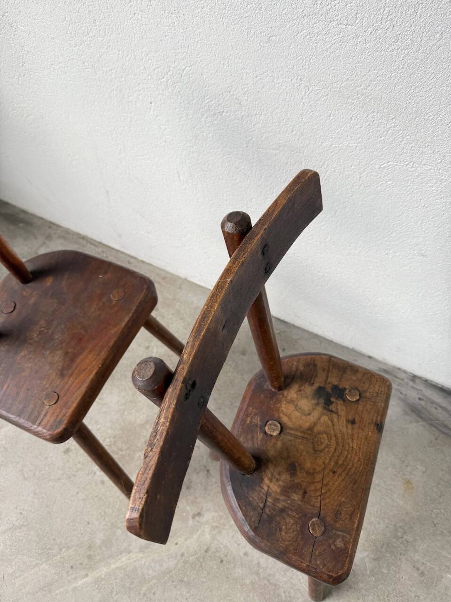 Paire de chaises tripodes savoyardes art populaire chêne