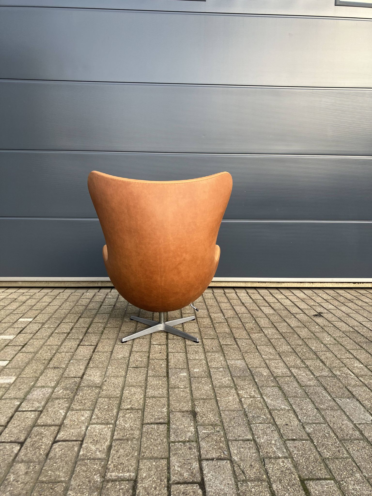 Original Fritz Hansen Egg chair from 1983 in perfect condition, new!! Rustic Cognac Camel Leather