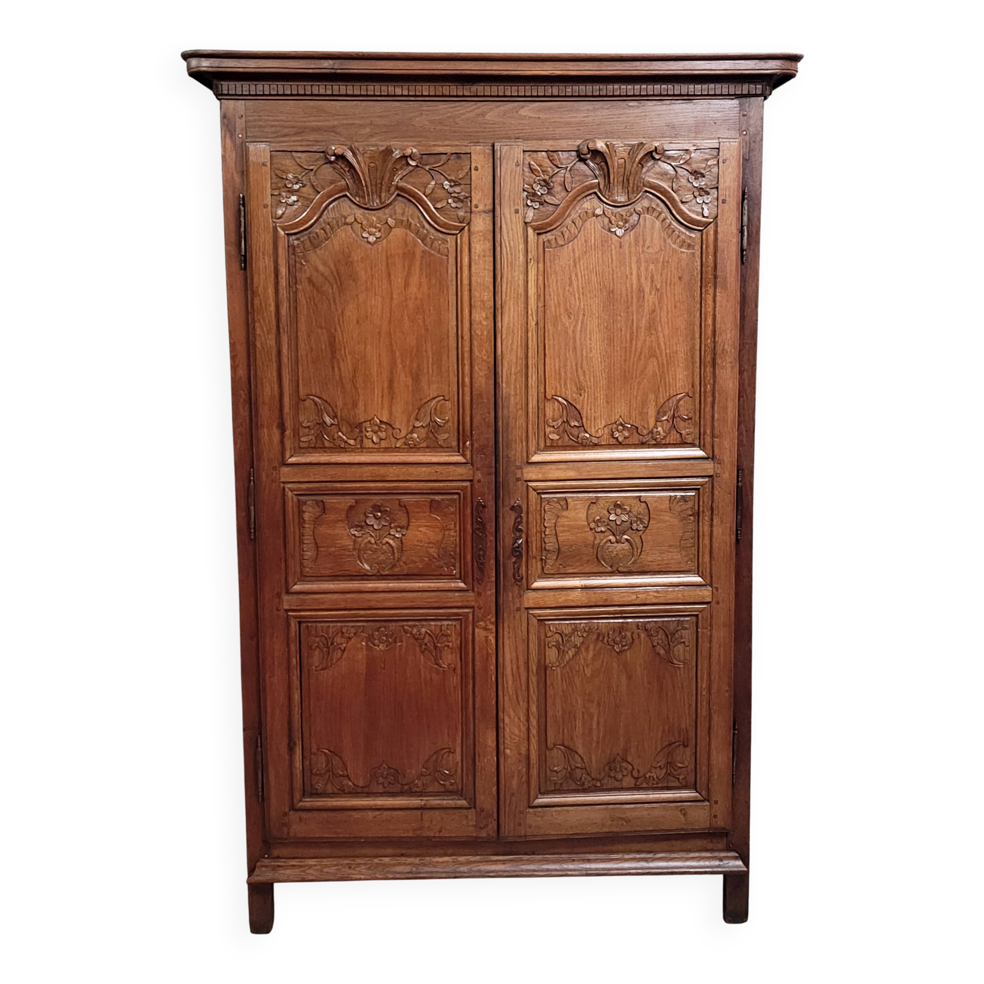 Louis XIV period wardrobe in solid oak, decorated with superb carvings