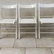 3 chaises pliantes en bois peint en blanc