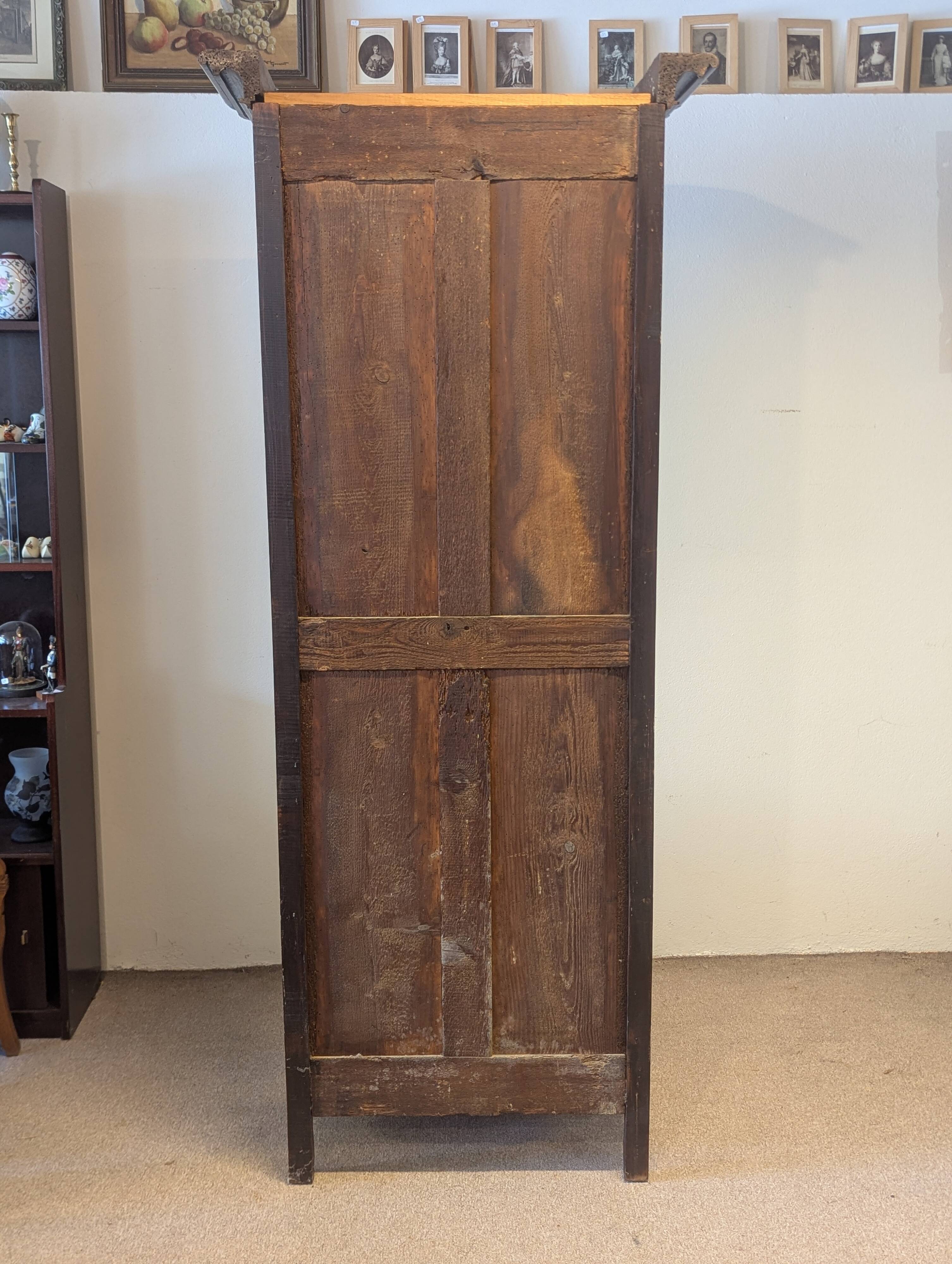 Antique Louis XV bonnetière in carved walnut – Late 18th century