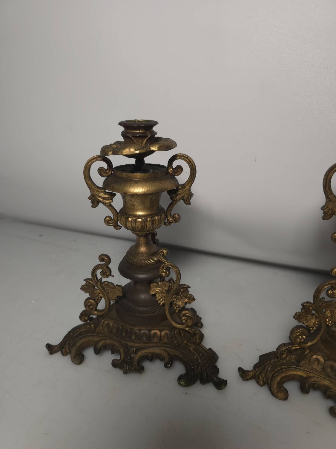 Bougeoirs en bronze avec grappes de raisins (la paire )