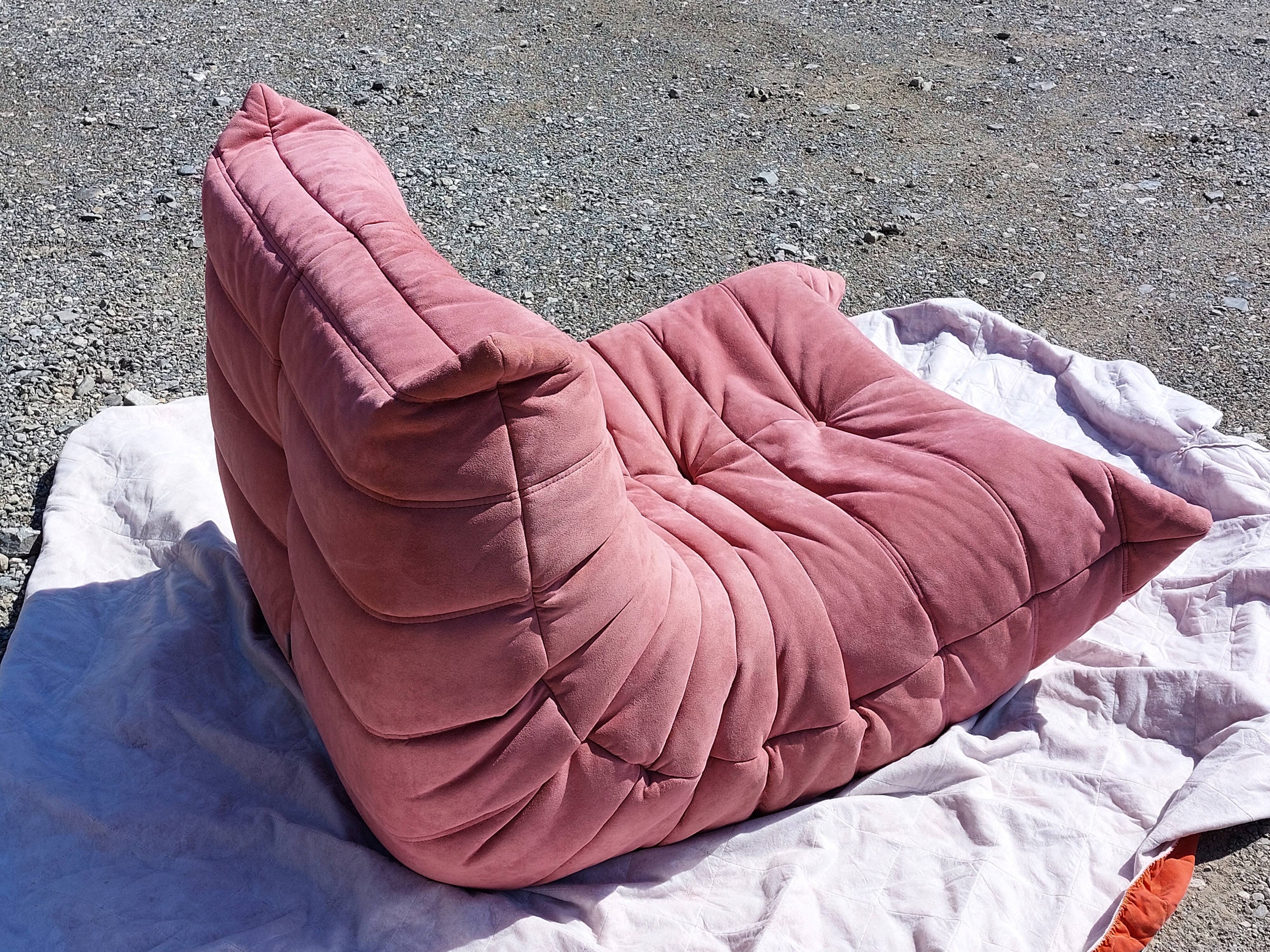 Chauffeuse Togo en velours vieux rose - Ligne Roset